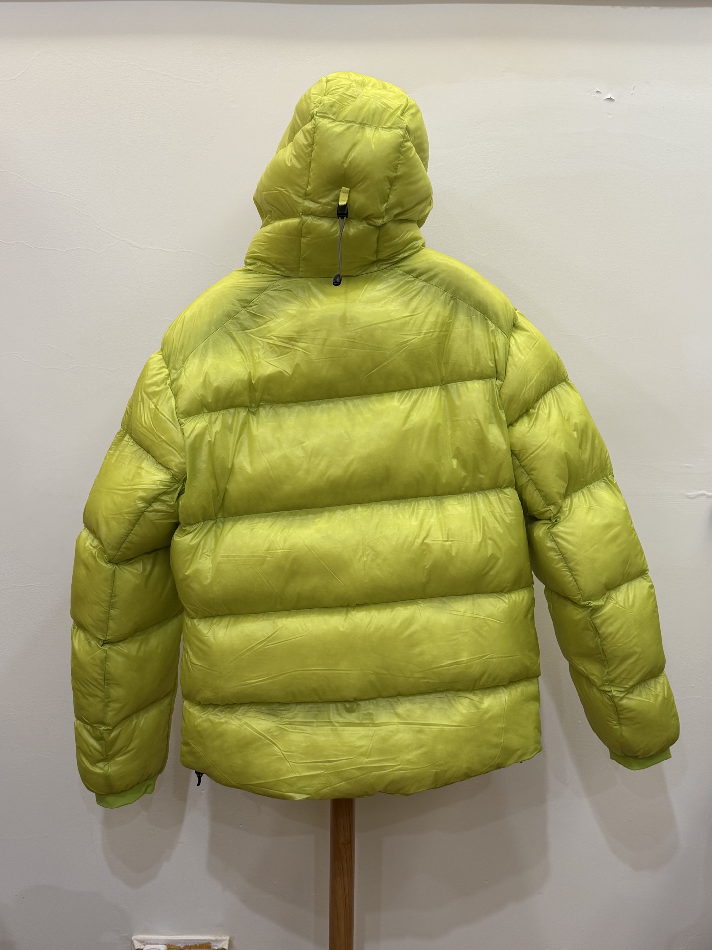 私域版高货!KAILAS 凯乐石 5000GT 颜色 松翠绿 千蓬元帅户外运动登山徒步轻量透气拒水1000蓬羽绒服 超级轻薄半透面料,绒朵透光可见,所以这款填充绒必须足够好,否则没法看! 肉眼可见的超级蓬松,这款因为填充的绒朵好,才能呈现出鼓鼓囊囊的效果,超轻超蓬! 填充国标拒水90白鹅绒(清水绒),支持检测!区别于市面假90绒. 面料为涤纶暗格,市面无同款面料,定制定染色后再做防水;为还原原版质感与手感,打样无数次才最终满意.里布工艺同样复杂,生产周期漫长. 所有五金辅料均为定制定染色:整衣采用三种不同拉链头,内里口袋配特殊色拉链,帽子及下摆抽绳、帽子气眼,均攻克极高工艺难度,完美呈现. 尺码建议:版型偏大,原版数据一刀未改,且可通过下摆内侧抽绳调整至合适效果. 产品配色:松翠绿、玉雪粉、栗色棕、玄铁黑、天池蓝乌木灰