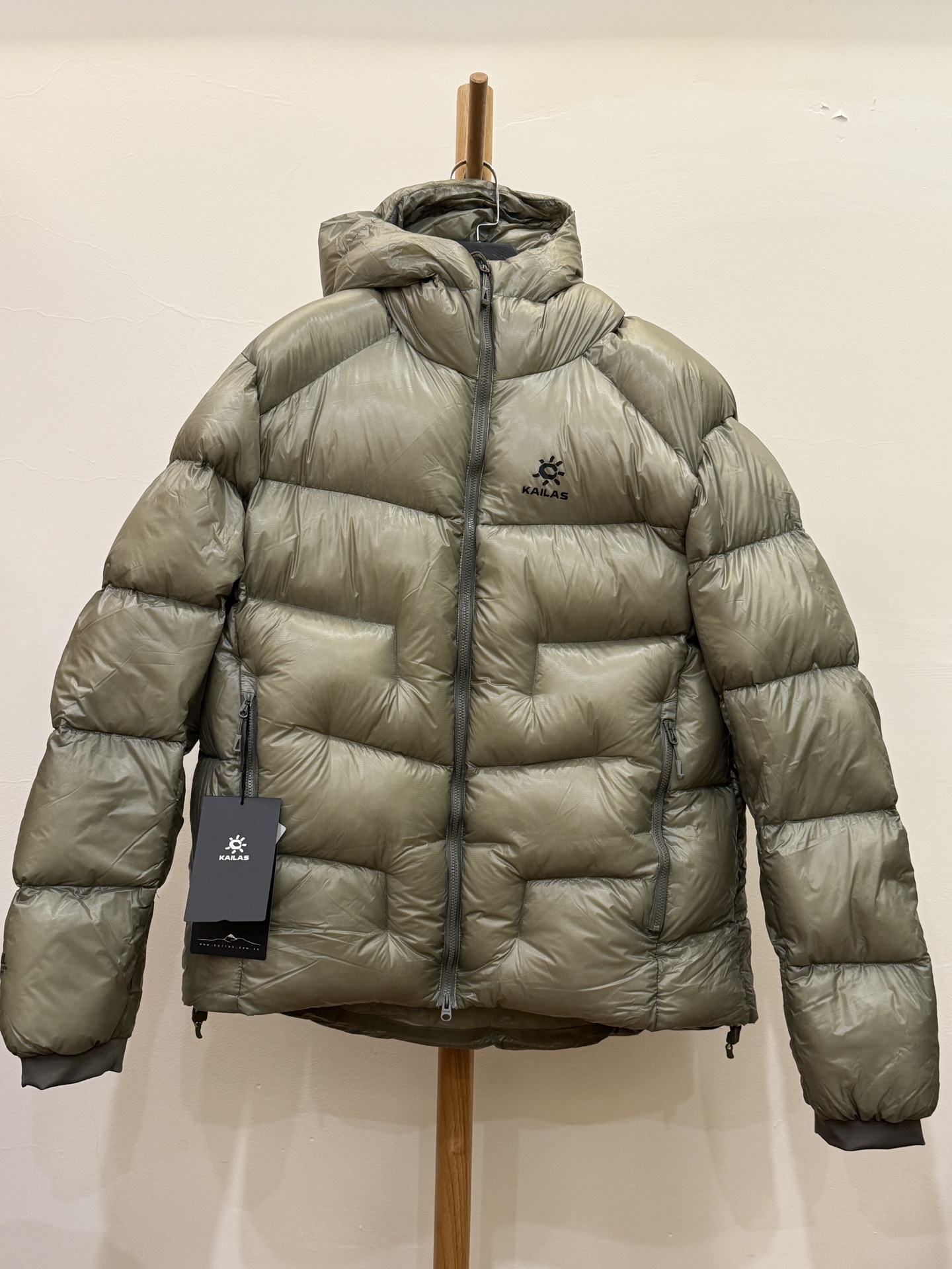 私域版高货！KAILAS 凯乐石 5000GT 颜色 栗色棕
千蓬元帅户外运动登山徒步轻量透气拒水1000蓬羽绒服

超级轻薄半透面料，绒朵透光可见，所以这款填充绒必须足够好，否则没法看！
肉眼可见的超级蓬松，这款因为填充的绒朵好，才能呈现出鼓鼓囊囊的效果，超轻超蓬！

填充国标拒水90白鹅绒（清水绒），支持检测！区别于市面假90绒。

面料为涤纶暗格，市面无同款面料，定制定染色后再做防水；为还原原版质感与手感，打样无数次才最终满意。里布工艺同样复杂，生产周期漫长。

所有五金辅料均为定制定染色：整衣采用三种不同拉链头，内里口袋配特殊色拉链，帽子及下摆抽绳、帽子气眼，均攻克极高工艺难度，完美呈现。

尺码建议：版型偏大，原版数据一刀未改，且可通过下摆内侧抽绳调整至合适效果。

产品配色：松翠绿、玉雪粉、栗色棕、玄铁黑、天池蓝乌木灰

尺码：S M L XL XXL