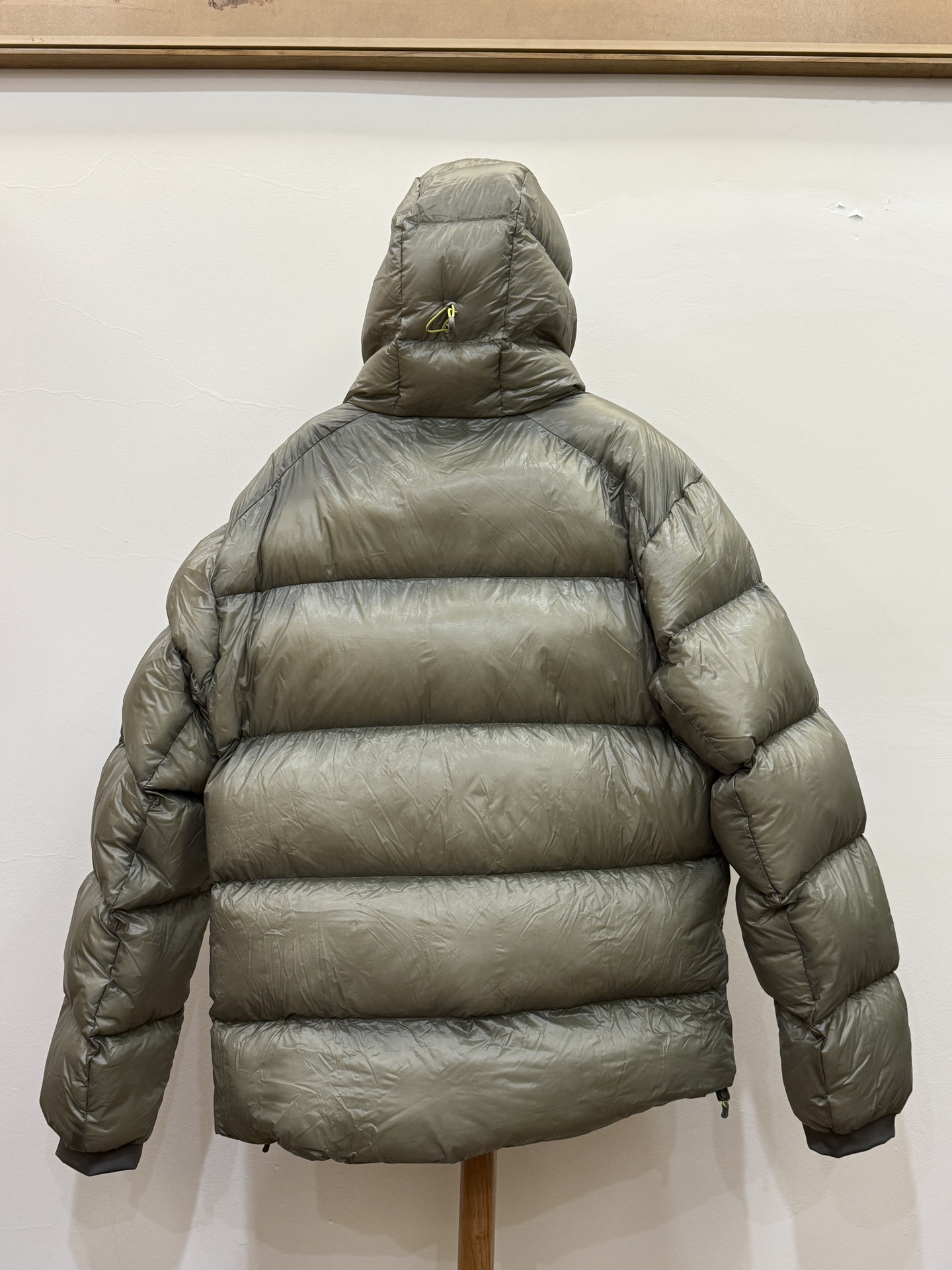 私域版高货!KAILAS 凯乐石 5000GT 颜色 栗色棕 千蓬元帅户外运动登山徒步轻量透气拒水1000蓬羽绒服 超级轻薄半透面料,绒朵透光可见,所以这款填充绒必须足够好,否则没法看! 肉眼可见的超级蓬松,这款因为填充的绒朵好,才能呈现出鼓鼓囊囊的效果,超轻超蓬! 填充国标拒水90白鹅绒(清水绒),支持检测!区别于市面假90绒. 面料为涤纶暗格,市面无同款面料,定制定染色后再做防水;为还原原版质感与手感,打样无数次才最终满意.里布工艺同样复杂,生产周期漫长. 所有五金辅料均为定制定染色:整衣采用三种不同拉链头,内里口袋配特殊色拉链,帽子及下摆抽绳、帽子气眼,均攻克极高工艺难度,完美呈现. 尺码建议:版型偏大,原版数据一刀未改,且可通过下摆内侧抽绳调整至合适效果. 产品配色:松翠绿、玉雪粉、栗色棕、玄铁黑、天池蓝乌木灰