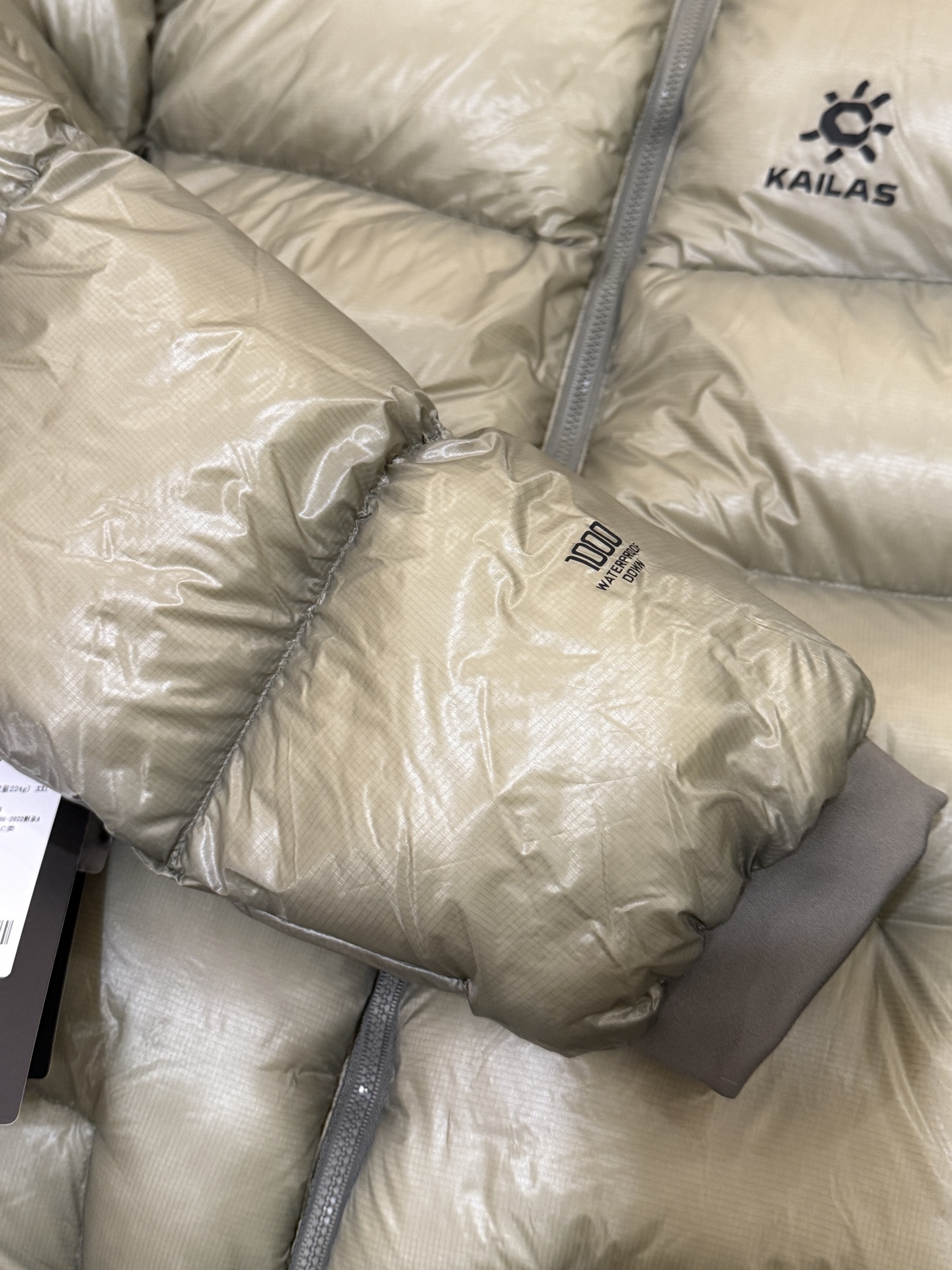 私域版高货!KAILAS 凯乐石 5000GT 颜色 栗色棕 千蓬元帅户外运动登山徒步轻量透气拒水1000蓬羽绒服 超级轻薄半透面料,绒朵透光可见,所以这款填充绒必须足够好,否则没法看! 肉眼可见的超级蓬松,这款因为填充的绒朵好,才能呈现出鼓鼓囊囊的效果,超轻超蓬! 填充国标拒水90白鹅绒(清水绒),支持检测!区别于市面假90绒. 面料为涤纶暗格,市面无同款面料,定制定染色后再做防水;为还原原版质感与手感,打样无数次才最终满意.里布工艺同样复杂,生产周期漫长. 所有五金辅料均为定制定染色:整衣采用三种不同拉链头,内里口袋配特殊色拉链,帽子及下摆抽绳、帽子气眼,均攻克极高工艺难度,完美呈现. 尺码建议:版型偏大,原版数据一刀未改,且可通过下摆内侧抽绳调整至合适效果. 产品配色:松翠绿、玉雪粉、栗色棕、玄铁黑、天池蓝乌木灰