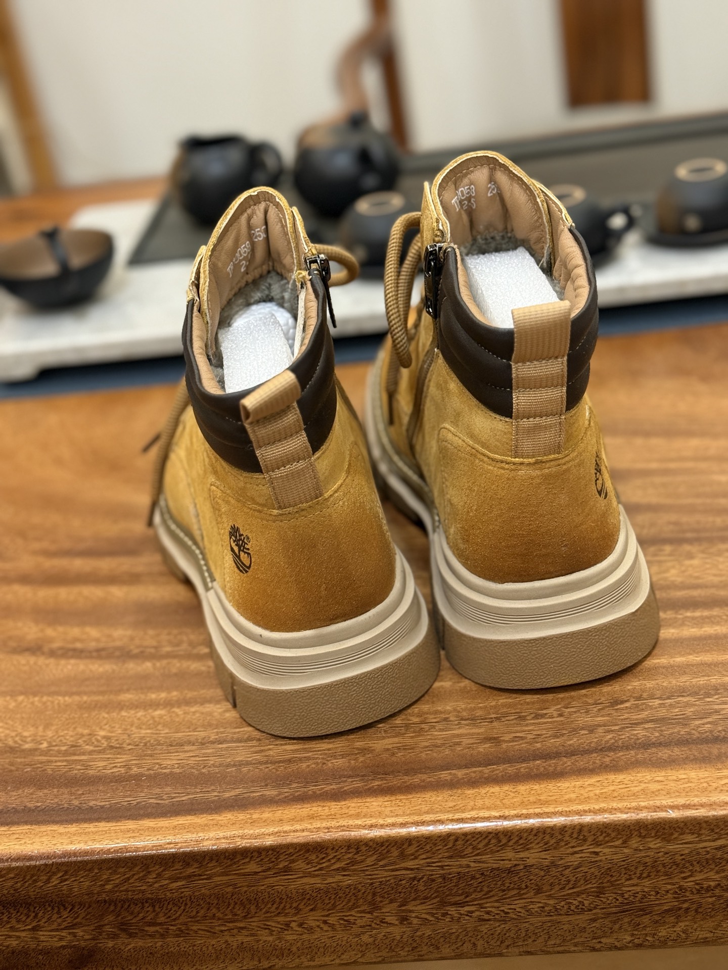 新货🚀#Timberland添柏岚/天伯伦 秋冬新品(毛绒内里🔥保暖锁热)秋冬必备户外休闲大黄靴系列
#广东大厂品质 原盒原包装 时尚潮流搭配 面料采用意大利🇮🇹顶级磨砂细纹牛皮 搭配防臭防腐真皮乳胶鞋垫 大底到五金都是代工厂原材料制作 同原版固特异永不开胶工艺 好货不杀猪 首单质量严格把控 全网独家首发 品质毋庸置疑 全套官网统一包装 给您完美的穿着体验 质量考究耐穿 型男必备 专治不帅 高品质脚感一流 今年冬季防寒户外专用 日常随意搭配
尺码:38 39 40 41 42 43 44(皮鞋码)