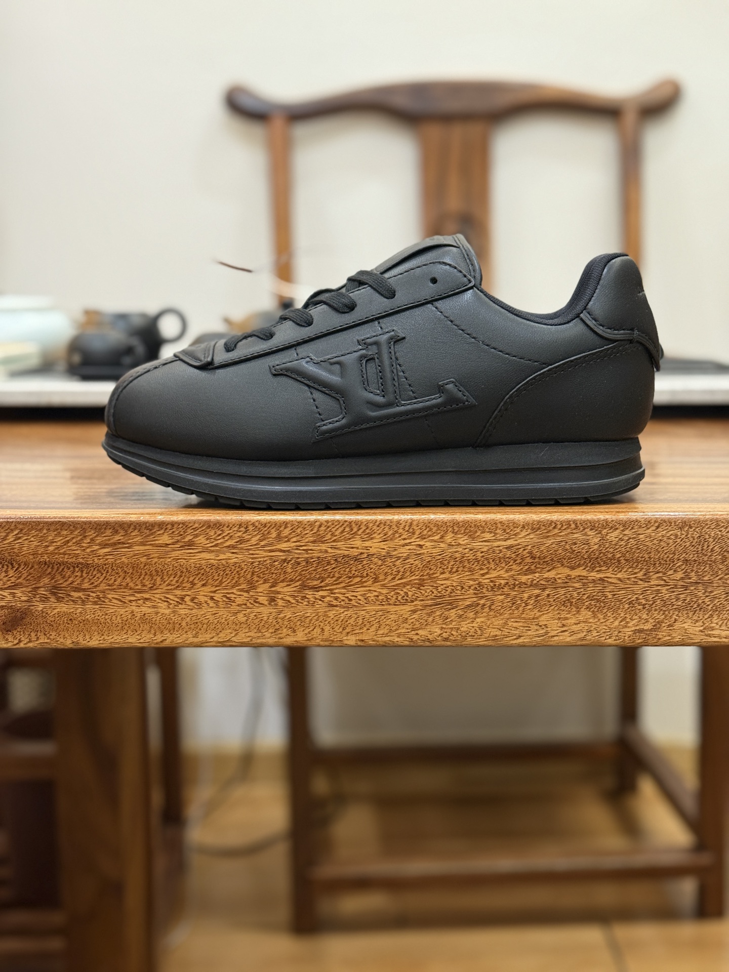 LOUIS VUITTONxNigo联名款FW25 Buttersoft 此款拥有舒适的鞋面,具有很好的延展性,后跟采用柔软材质能够舒适贴合脚踝,穿着轻松,让您在平时生活中有舒适和轻松的体验.