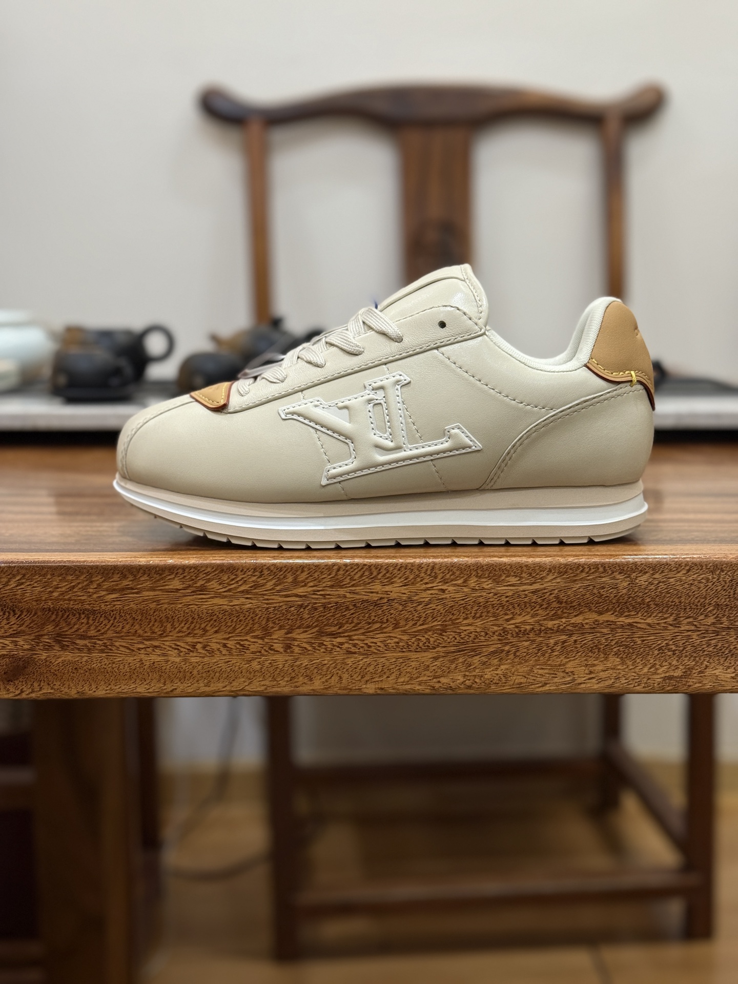 LOUIS VUITTONxNigo联名款FW25 Buttersoft 此款拥有舒适的鞋面,具有很好的延展性,后跟采用柔软材质能够舒适贴合脚踝,穿着轻松,让您在平时生活中有舒适和轻松的体验.