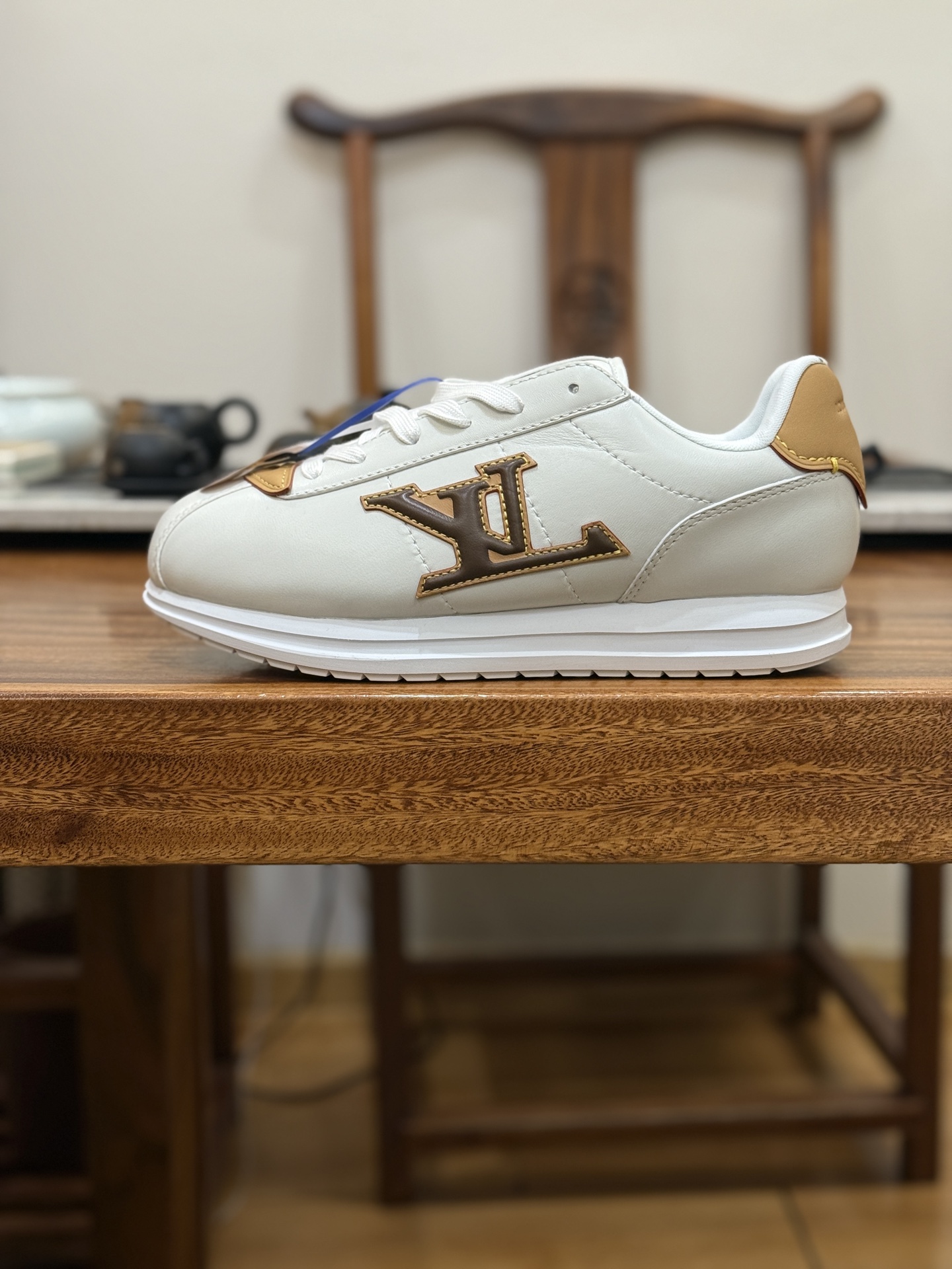 LOUIS VUITTONxNigo联名款FW25 Buttersoft 此款拥有舒适的鞋面,具有很好的延展性,后跟采用柔软材质能够舒适贴合脚踝,穿着轻松,让您在平时生活中有舒适和轻松的体验.