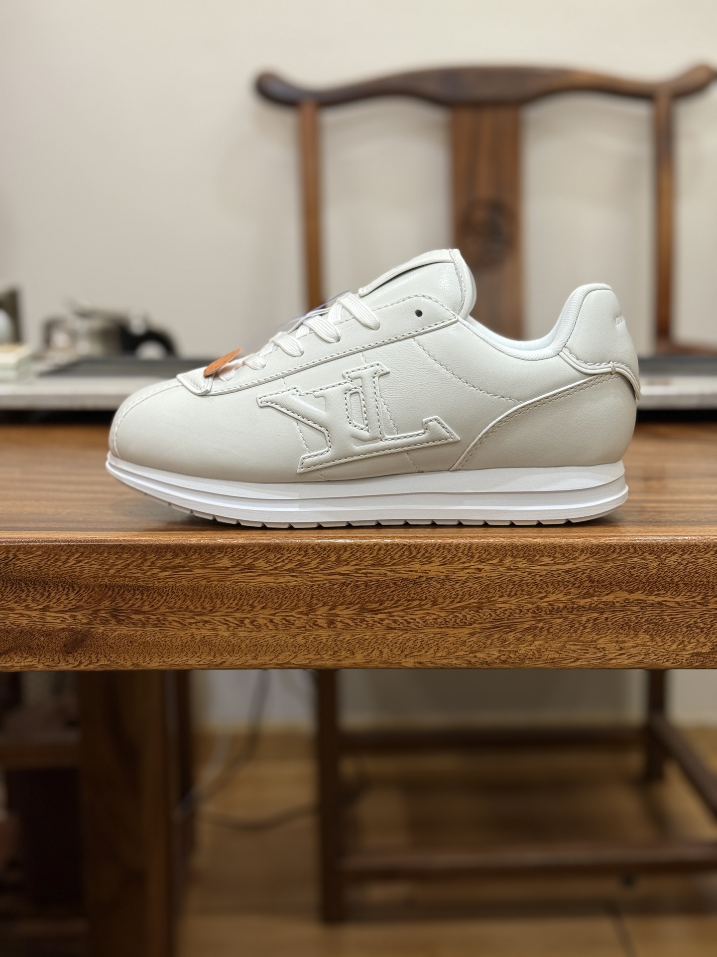 LOUIS VUITTONxNigo联名款FW25 Buttersoft 此款拥有舒适的鞋面,具有很好的延展性,后跟采用柔软材质能够舒适贴合脚踝,穿着轻松,让您在平时生活中有舒适和轻松的体验.