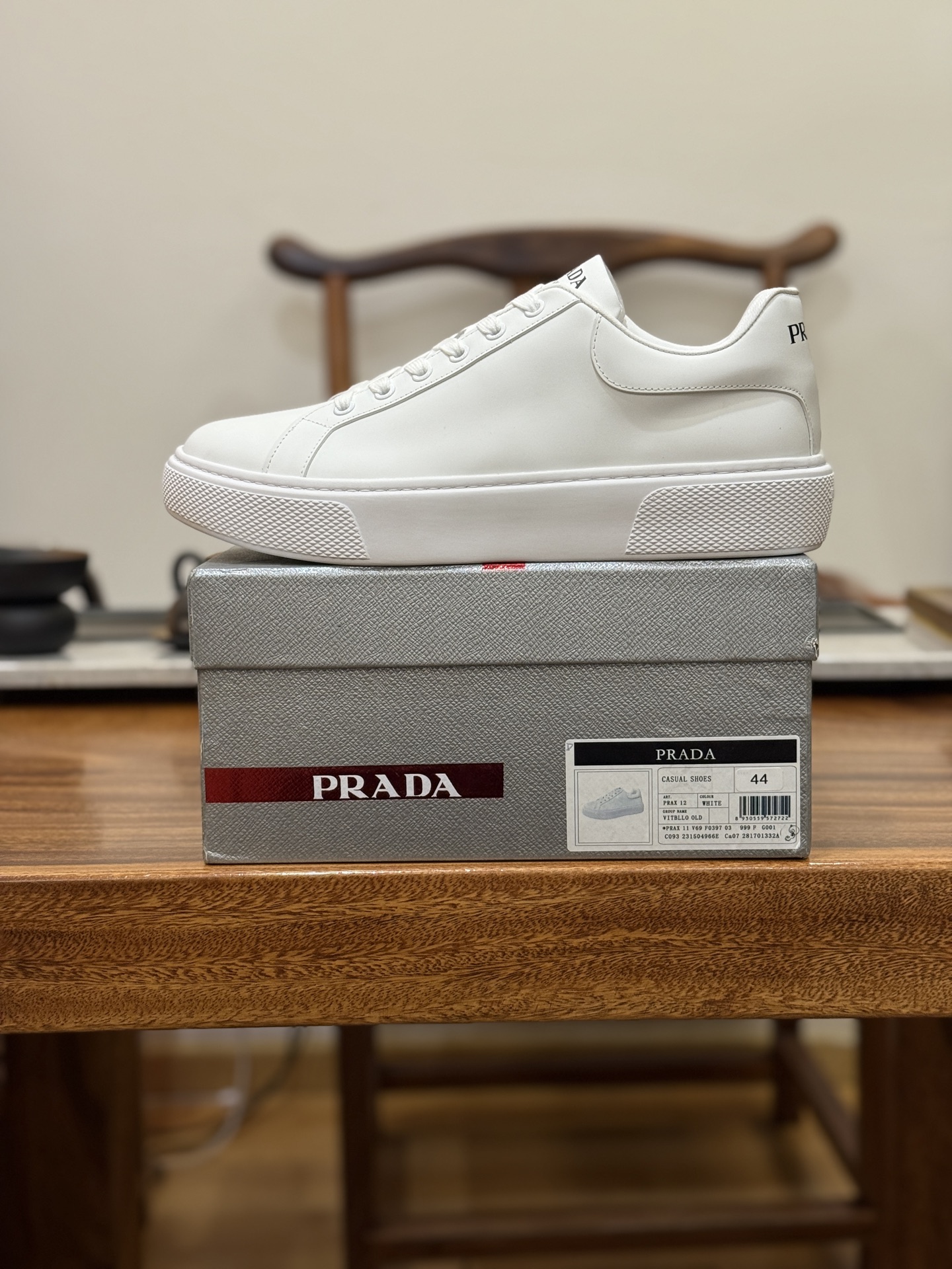 新货🚀意大利高奢品牌·PRADA普拉达运动板鞋百搭休闲小白鞋系列 #广东大厂品质 26ss春季新款 专柜同步 Prada Cloudbust Thunder运动鞋设计以雕塑感设计重新演绎PRADA独具时尚个性风格.大气个性更潮更抢眼更追求档次,它将颠覆旧念,与您共度时尚潮人必备! 面料采用原版进口小牛皮 牛皮内里垫脚 橡胶发泡大底 轻便防滑耐磨 脚感舒适 款式耐看做工精细 配以简洁利落的鞋楦 经典设计 步履间散发迷人韵味 展现独特风采. (皮鞋码)