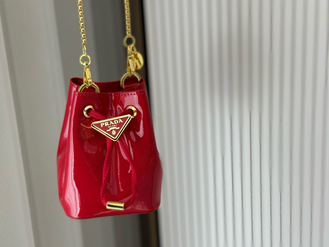 Prada Buy
 Bucket Bags Fall/Winter Collection Chains