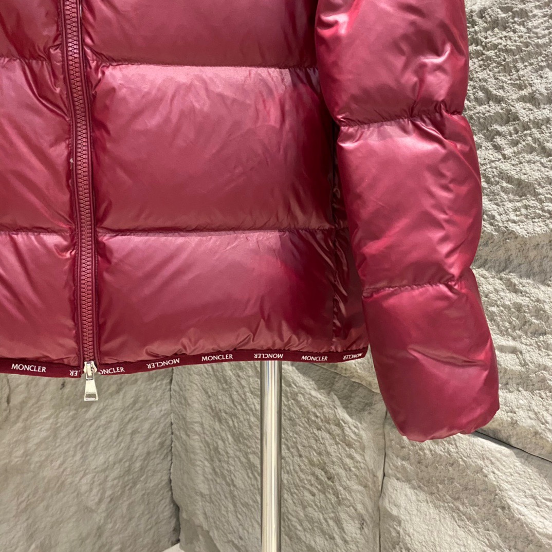 Moncler Abbadia down jacket in 6 colors. Made of glossy nylon, filled with 90% down. Short puffer design with enamel pull head and printed logo. Sizes: 0/1/2/3.-Big cat