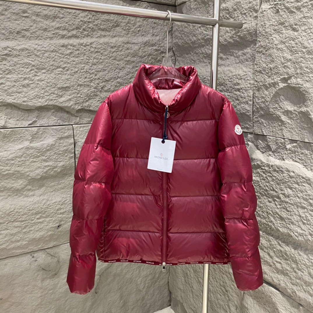 Moncler Abbadia down jacket in 6 colors. Made of glossy nylon, filled with 90% down. Short puffer design with enamel pull head and printed logo. Sizes: 0/1/2/3.-Big cat