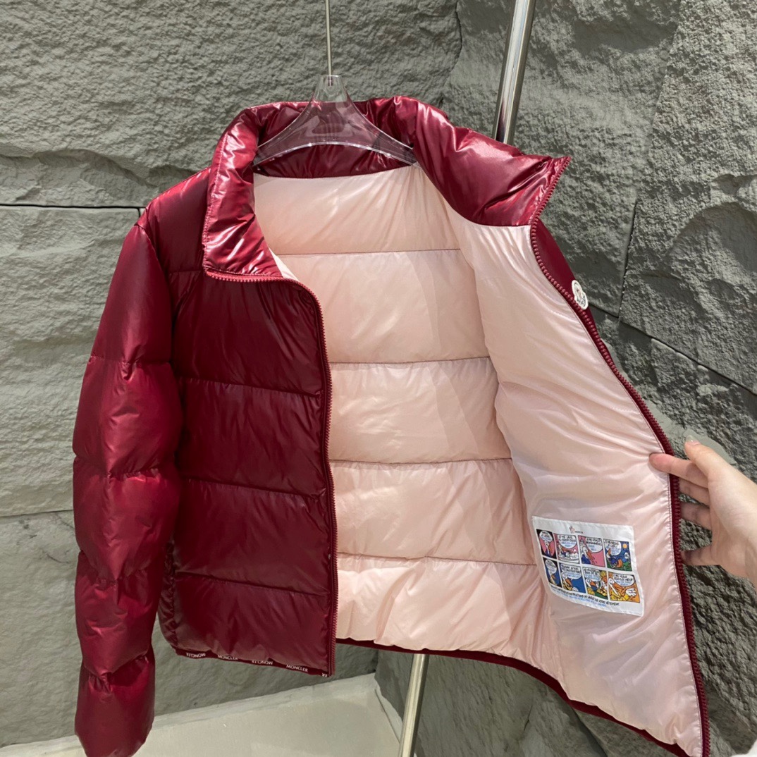 Moncler Abbadia down jacket in 6 colors. Made of glossy nylon, filled with 90% down. Short puffer design with enamel pull head and printed logo. Sizes: 0/1/2/3.-Big cat