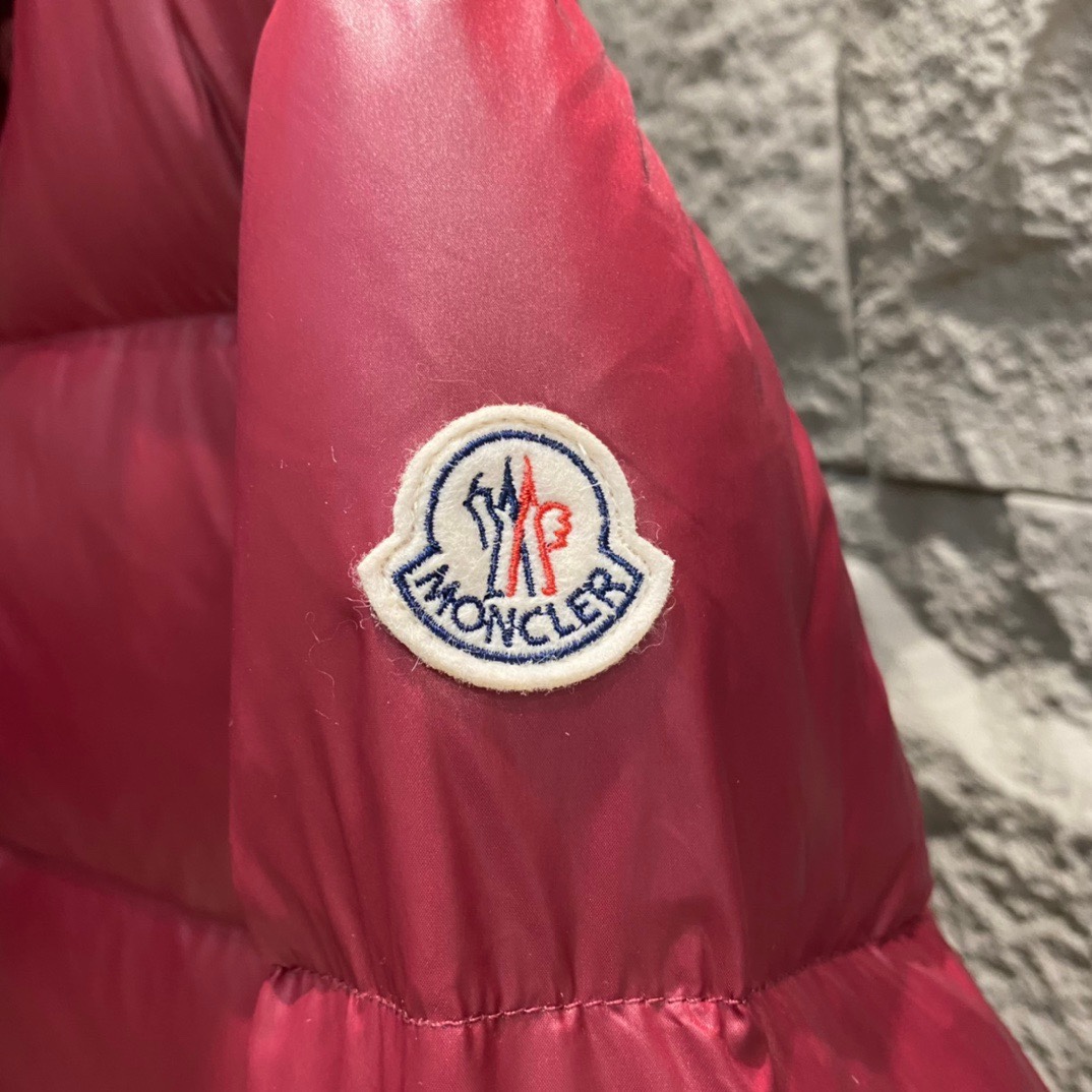 Moncler Abbadia down jacket in 6 colors. Made of glossy nylon, filled with 90% down. Short puffer design with enamel pull head and printed logo. Sizes: 0/1/2/3.-Big cat