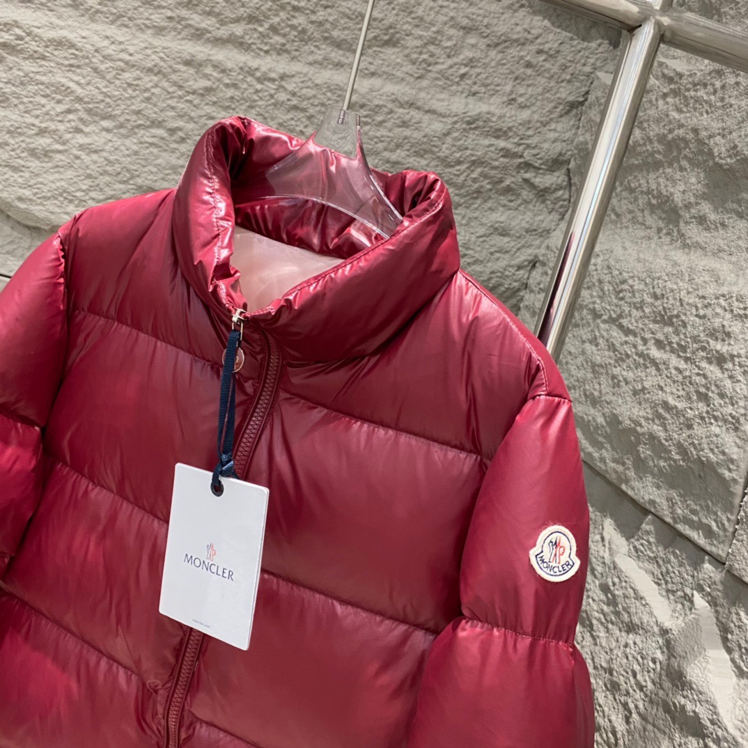 Moncler Abbadia down jacket in 6 colors. Made of glossy nylon, filled with 90% down. Short puffer design with enamel pull head and printed logo. Sizes: 0/1/2/3.-Big cat