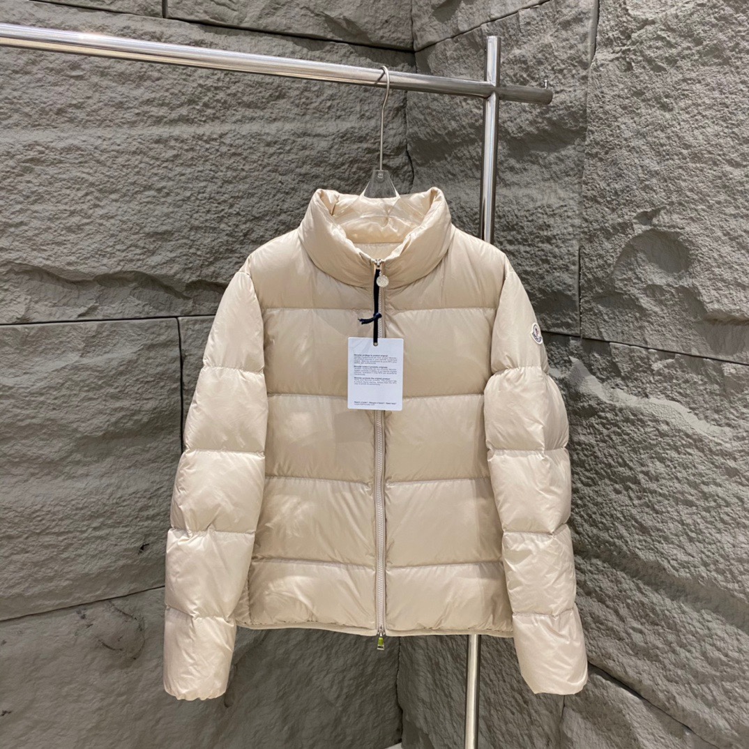 Moncler Abbadia down jacket in 6 colors. Made of glossy nylon, filled with 90% down. Features enamel pull tab, printed logo. Versatile design for work or casual wear. Sizes: 0/1/2/3.-Big cat