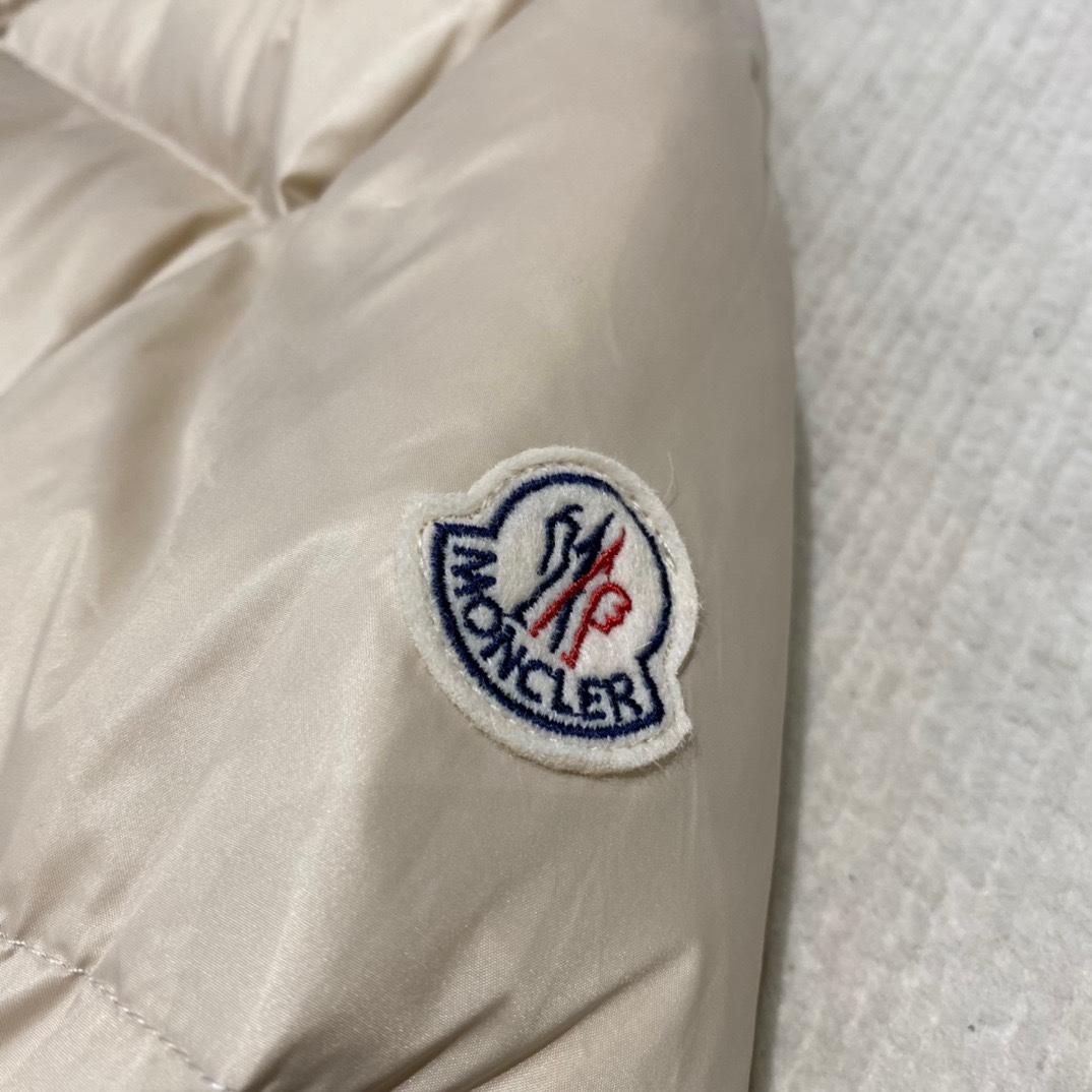 Moncler Abbadia down jacket in 6 colors. Made of glossy nylon, filled with 90% down. Features enamel pull tab, printed logo. Versatile design for work or casual wear. Sizes: 0/1/2/3.-Big cat
