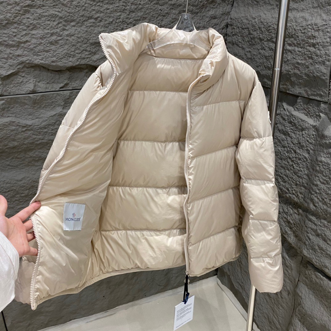 Moncler Abbadia down jacket in 6 colors. Made of glossy nylon, filled with 90% down. Features enamel pull tab, printed logo. Versatile design for work or casual wear. Sizes: 0/1/2/3.-Big cat