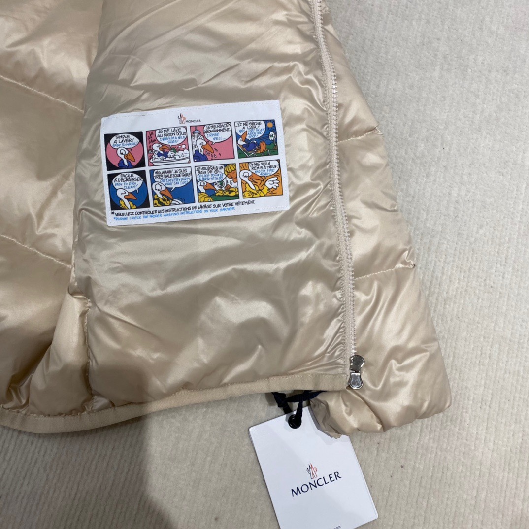 Moncler Abbadia down jacket in 6 colors. Made of glossy nylon, filled with 90% down. Features enamel pull tab, printed logo. Versatile design for work or casual wear. Sizes: 0/1/2/3.-Big cat