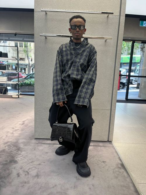 Balenciaga Plaid Logo Oversized Shirt, Classic and Versatile for All Genders 1 Balenciaga Plaid Logo Oversized Shirt, Classic and Versatile for All Genders