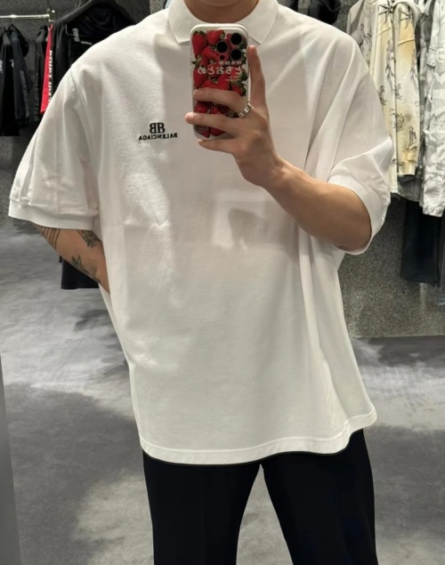 Balenciaga تي شيرت بولو فضفاض بأكمام قصيرة للرجال - أبيض/أسود 1 Balenciaga تي شيرت بولو فضفاض بأكمام قصيرة للرجال - أبيض/أسود