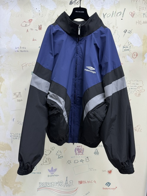 Elegante Chaqueta Cortavientos Balenciaga con Diseño Retro y Moderno 1 Elegante Chaqueta Cortavientos Balenciaga con Diseño Retro y Moderno