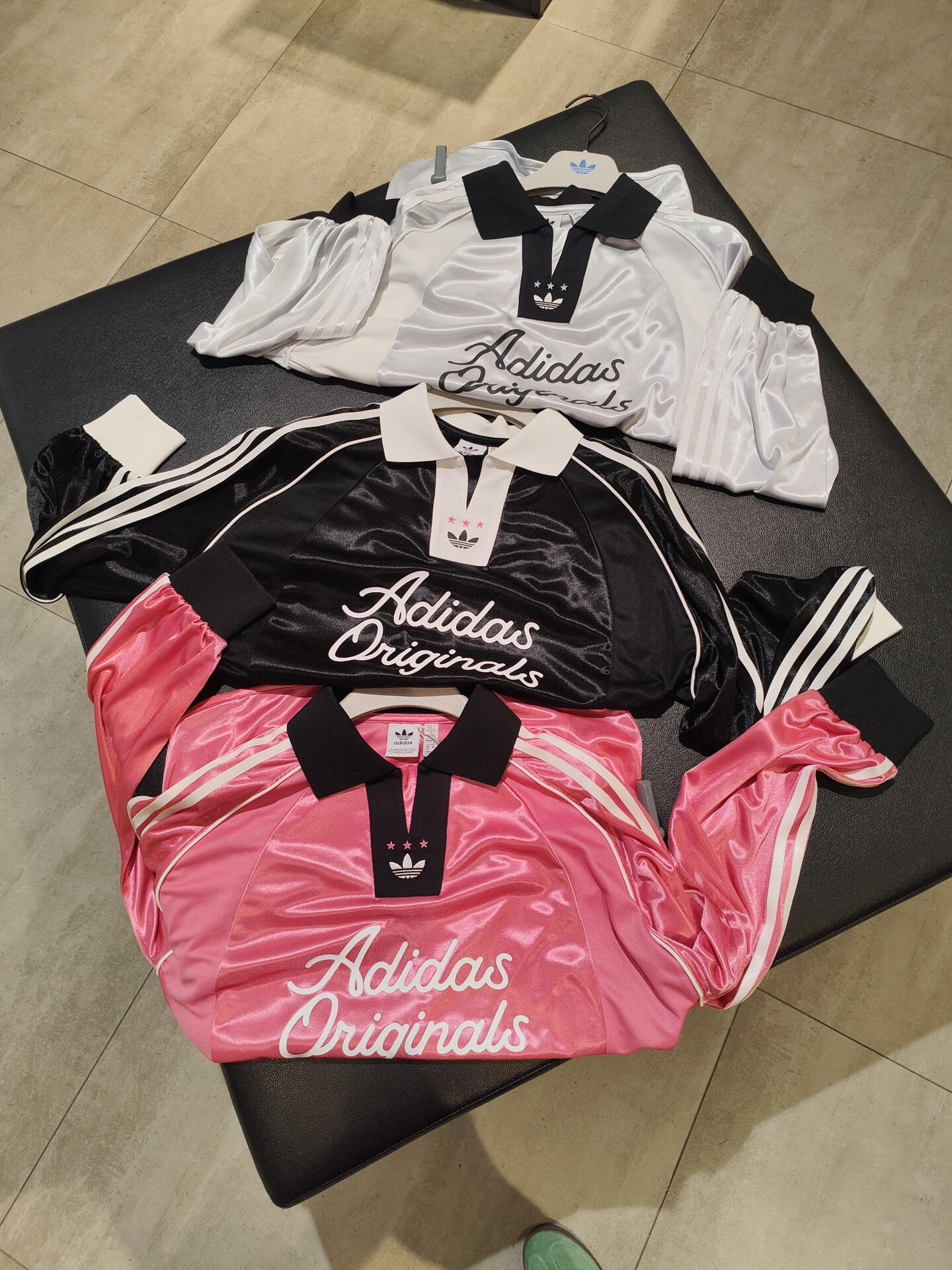 💰130
𝘼𝙙𝙞𝙙𝙖𝙨阿迪达斯三叶草03号足球长袖战袍小姐姐必备炸街防晒
设计灵感
当复古基因与未来科技碰撞,**阿迪达斯三叶草03号足球长袖**以经典重塑运动美学,将品牌精神与赛场激情融为一体。这款长袖不仅是球场上的战袍,更是运动态度的宣言——它以“03”为名,致敬阿迪达斯自1949年传承至今的三大运动原则:Lead(积极主动)、Tell the Truth(真实坦诚)、Be Accountable(勇于担当)
科技赋能:为极致运动而生
透气科技面料:采用轻量化网眼材质,搭配腋下透气孔设计,快速排汗散热,即使高强度对抗也能保持干爽。
- 动态贴合剪裁:弹性面料结合人体工学版型,大幅提升动作自由度,无论是冲刺还是变向,都能如“第二层皮肤”般贴合身形。
- 细节制胜:领口防磨设计、下摆螺纹加固工艺,兼顾舒适性与耐用性,助力球员专注每一刻突破
成为自己的领袖
无论是职业球员还是业余爱好者,阿迪达斯三叶草03号足球长袖都将以经典设计与创新科技,助你无畏挑战、掌控全场。即刻启程,让每一次奔跑都承载着责任、真实与果敢的力量
COLOR:粉色 黑色 白色
SIZE:S M L XL
胸围 110 114 118 122
衣长 66 68 70 72
袖长 79 80 82 83