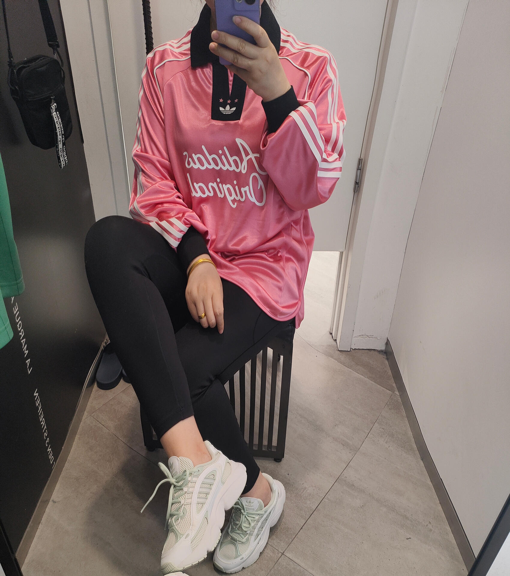 𝘼𝙙𝙞𝙙𝙖𝙨阿迪达斯三叶草03号足球长袖战袍小姐姐必备炸街
设计灵感
 当复古基因与未来科技碰撞，**阿迪达斯三叶草03号足球长袖**以经典重塑运动美学，将品牌精神与赛场激情融为一体。这款长袖不仅是球场上的战袍，更是运动态度的宣言——它以“03”为名，致敬阿迪达斯自1949年传承至今的三大运动原则：Lead（积极主动）、Tell the Truth（真实坦诚）、Be Accountable（勇于担当）