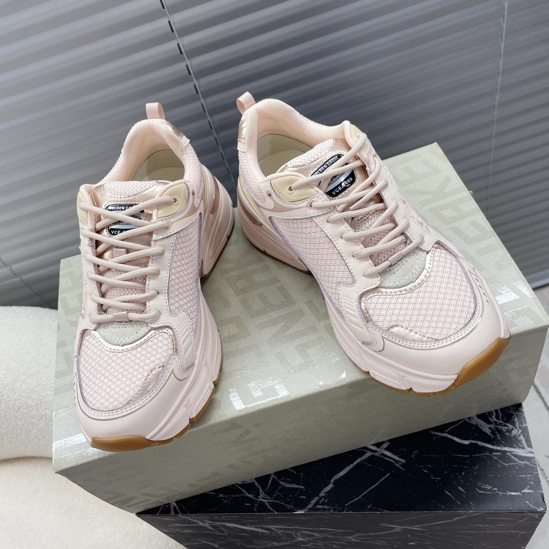 NO:231308,GGDB~~Golden Goose Deluxe Brand~~ Light star The world's first couple's dad shoes, there is no way to love, Yi Yang Qianxi's same retro dirty shoes... Simple, fashionable and casual, couple's style can be used with skirts/pants and sports and daily life. The dad shoes series are comfortable to wear, breathable mesh and leather splicing fabric, original mold opening 5cm sports sole, TPU injection molding logo for heels/shoes/corns... Women's 35-40/men's 39-45 regular size, dad shoes, skirts19860909GGDB~~Golden Goose Deluxe Brand~~ Light star 全球首发情侣款老爹鞋,没办法不得不爱,易烊千玺同款复古脏脏鞋…… 简约时尚随性百搭,情侣款搭配裙子/裤子运动与日常都能兼顾,老爹鞋系列上脚舒适 透气网纱与皮革拼接面料,原版开模5cm运动大底,鞋跟/鞋侧/鸡眼都有TPU注塑Logo…… 女款35—40/男款39—45正码,老爹鞋,skirts,Women's Shoes