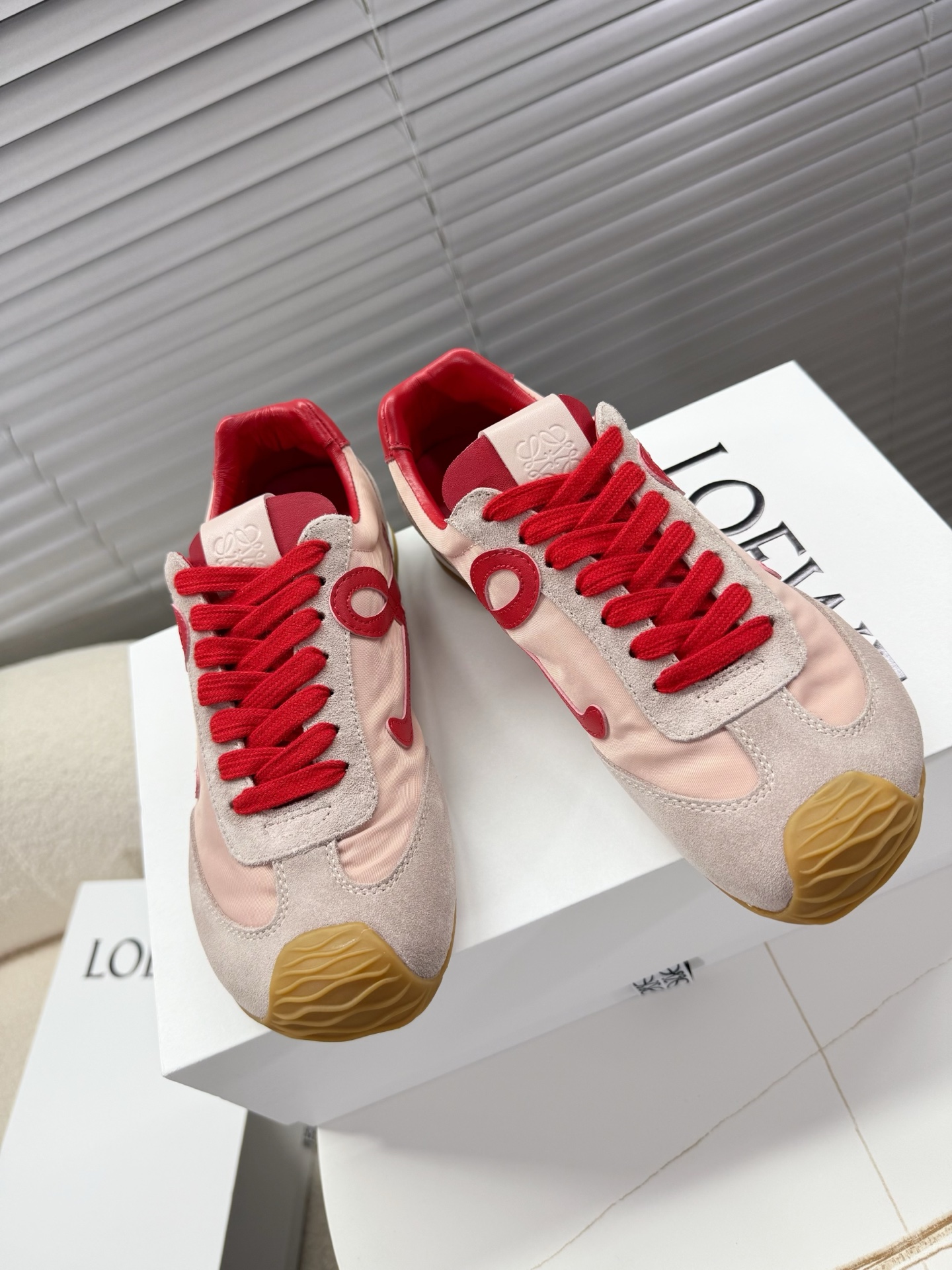 NO:236024,Loewe Lovers series, Forrest Gump shoes, Deshua shoes, sports shoes... Recommended for Xiaohongshu's good products; it's so beautiful, so comfortable and versatile... The shoes are very light, so they go through shopping, and they are OK with skirts and pants. Mixed and matched spliced ​​fabrics (frosted cowhide/velvet fabric), full sheepskin inner lining, cowhide foot pads, two-color combination non-slip sole, the original heel has 3D injection rubber LOEWE logo 35-40 (41 custom made without return) Shoe buckle decoration 25, casual shoes/sports shoes, loewe, sneakers, skirts, cowhide, sheepskin19860909Loewe 罗易威 情侣款系列,阿甘鞋、德训鞋、运动鞋…… 小红书好物推荐；实在是太美太好穿太舒服太百搭啦……鞋子很轻便,逛街暴走零压力,配裙子裤子都OK 混搭拼接面料(磨砂牛皮/丝绒布料),全羊皮内里,牛皮垫脚,双色组合防滑大底,原版后跟有3D注塑橡胶LOEWE徽标 35—40(41定做不退换) 鞋扣装饰 25,休闲鞋/运动鞋,loewe,sneakers,skirts,cowhide,sheepskin,Women's Shoes