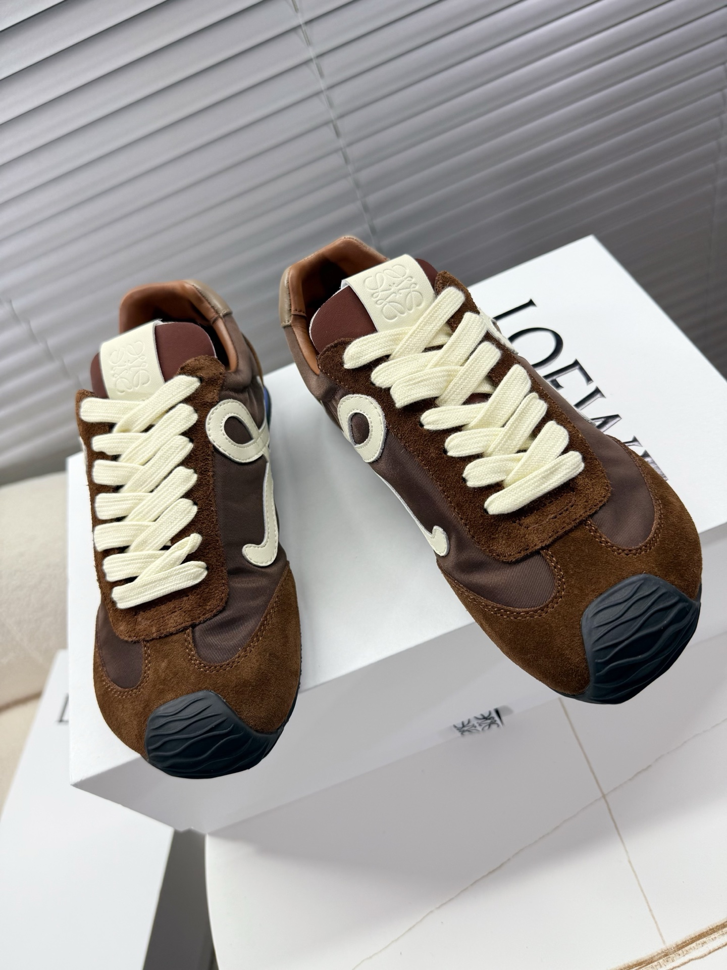 NO:706128,Loewe Luo Yiwei couple's series, Forrest Gump shoes, Dexun shoes, sports shoes... Xiaohongshu recommends good things; they are so beautiful, easy to wear, comfortable and versatile... The shoes are very light, no pressure when shopping, and can be worn with skirts and pants. Mixed splicing fabrics (nubuck leather/velvet fabric), full sheepskin lining, cowhide feet, two-color combination anti-slip outsole, the original heel has 3D injection molded rubber LOEWE logo  35—40 (41 customized, non-refundable)/39—44 (45 customized, non-refundable) shoe buckle decoration 25, casual shoes/sports shoes, loewe, sneakers, skirts, cowhide, sheepskin19860909Loewe 罗易威 情侣款系列,阿甘鞋、德训鞋、运动鞋…… 小红书好物推荐；实在是太美太好穿太舒服太百搭啦……鞋子很轻便,逛街暴走零压力,配裙子裤子都OK 混搭拼接面料(磨砂牛皮/丝绒布料),全羊皮内里,牛皮垫脚,双色组合防滑大底,原版后跟有3D注塑橡胶LOEWE徽标 35—40(41定做不退换)/39—44(45定做不退换)鞋扣装饰 25,休闲鞋/运动鞋,loewe,sneakers,skirts,cowhide,sheepskin,Women's Shoes