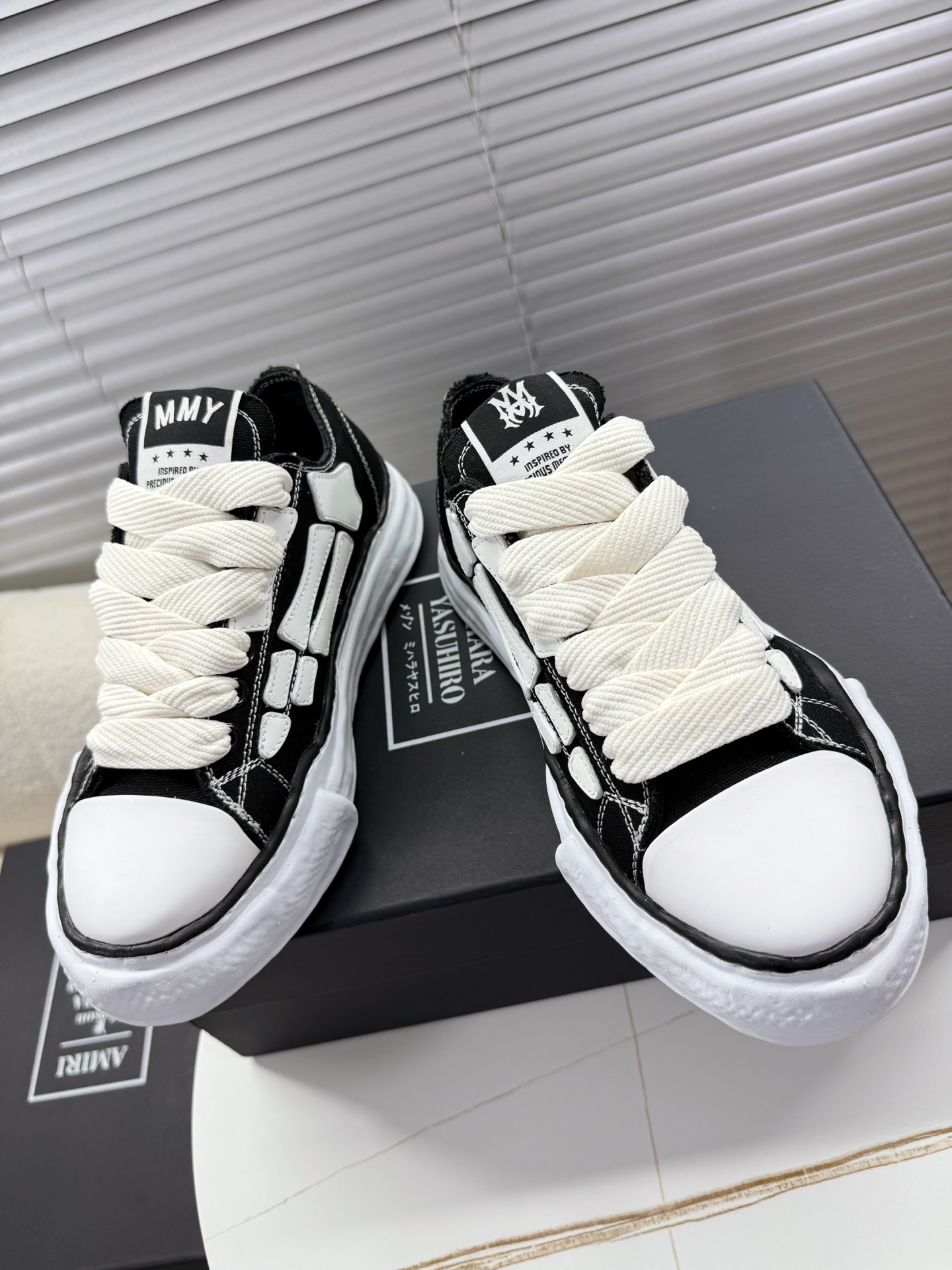 NO:231275,AMIRI × Maison MIHARA YASUHIRO bone dissolving shoes; sneakers; canvas shoes... AMIRI × MMY co-branded couple casual shoes cleverly combines the classic designs of the two brands, and the handmade clay mold soles and AMIRI's iconic BONES leather embroidery details are a major feature of the shoe, showing unique craftsmanship and style. The upper is original customized space Monica canvas original open mold steel stamp EVA foam sole is lightweight and breathable. Trendy brand Women's 35-40 (41 custom size)/men's 39-44 (45 custom size), casual shoes/sneakers, amiri, sneakers19860909AMIRI × Maison MIHARA YASUHIRO 骨头溶解鞋；运动鞋；帆布鞋…… AMIRI × MMY 联名情侣款休闲鞋 将两大品牌的经典设计巧妙融合,手工制作的粘土模具鞋底和AMIRI标志性BONES皮革刺绣细节作为鞋款的一大特色,展现出独特的工艺与风格 鞋面原版定制太空莫尼卡帆布原开模钢印EVA发泡底轻便 透气 潮牌 女35－40(41定制码)/男39－44(45定制码),休闲鞋/运动鞋,amiri,sneakers,Women's Shoes