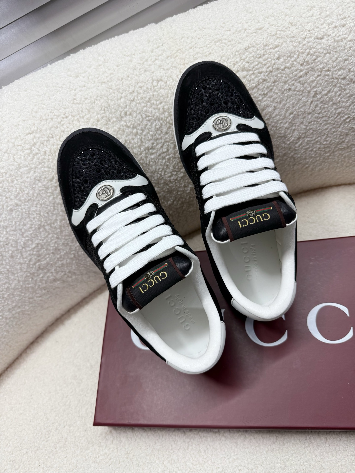 NO:246910,Gucci~~The latest rhinestone sneakers; casual shoes; small dirty shoes~~ ZP development pure original version; metal double G crystal cylindrical mark; bling bling iron diamond surface~~ Original matte cowhide fabric, presbyopia cloth iron diamond surface, original cowhide inner lining, foot pad latex injection molding, original TPU sole (lower layer wide, upper layer narrow) 35-40/39-45 positive size, casual shoes/sports shoes, gucci, sneakers, cowhide19860909Gucci~~最新款水钻运动鞋；休闲鞋；小脏鞋~~ ZP开发纯原版本；金属双G水晶圆柱标；bling bling烫钻面~~ 原版磨砂牛皮面料,老花布烫钻面,原版牛皮内里,垫脚乳胶注塑一体,原版TPU大底(下层宽,上层窄) 35—40/39—45正码,休闲鞋/运动鞋,gucci,sneakers,cowhide,Women's Shoes