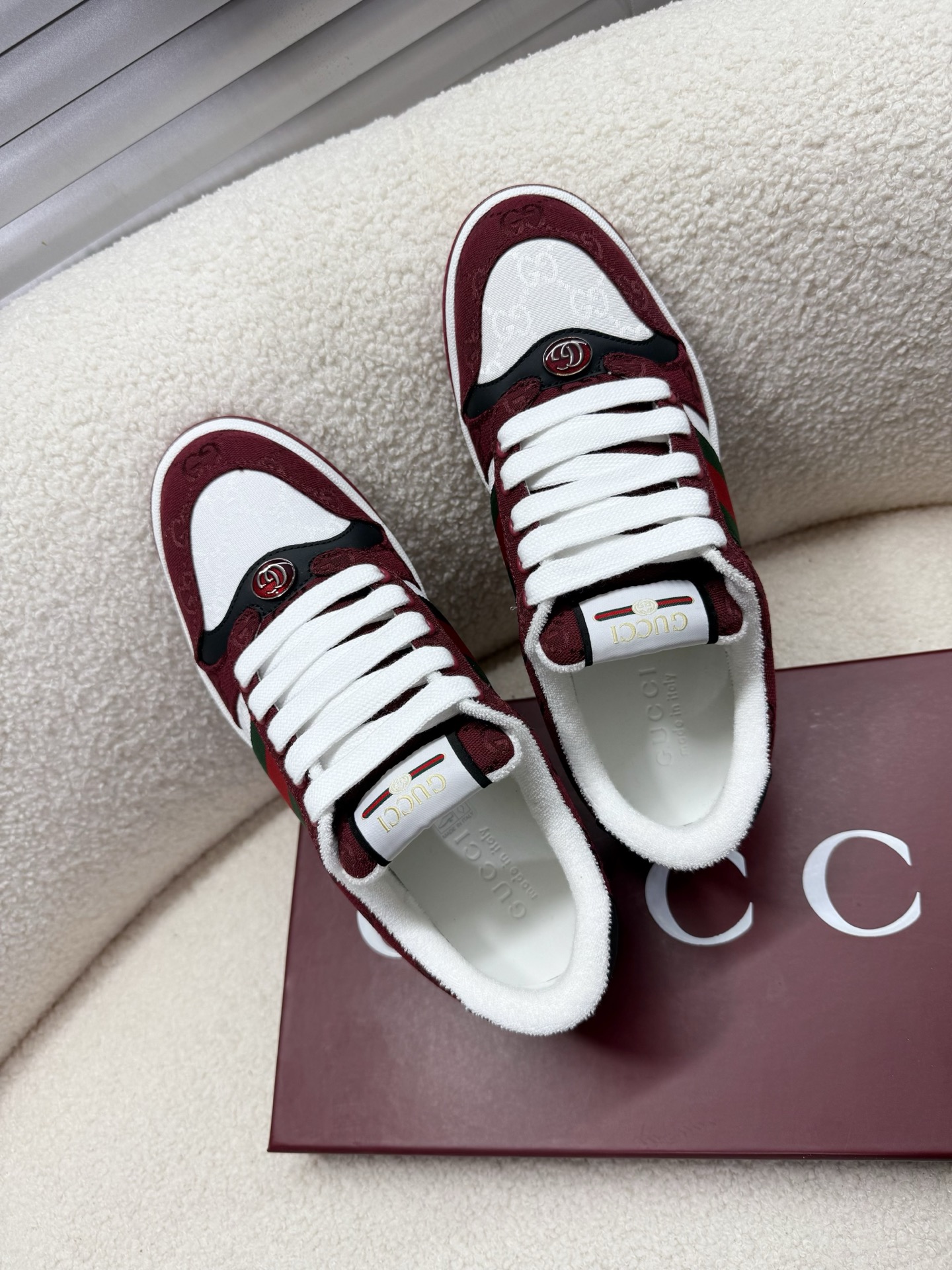 NO:246913,Gucci~~The latest new year limited red shoes; casual shoes; dirty shoes~~ ZP developed pure original version; metal double G crystal cylindrical mark; bling bling iron diamond surface~~ Original matte cowhide fabric, presbyopia cloth iron diamond surface, original cowhide inner lining, foot pad latex injection molding, original TPU sole (lower layer wide, upper layer narrow) 35-40/39-45 positive size, casual shoes/sports shoes, gucci, sneakers, cowhide19860909Gucci~~最新款新年限定小红鞋；休闲鞋；小脏鞋~~ ZP开发纯原版本；金属双G水晶圆柱标；bling bling烫钻面~~ 原版磨砂牛皮面料,老花布烫钻面,原版牛皮内里,垫脚乳胶注塑一体,原版TPU大底(下层宽,上层窄) 35—40/39—45正码,休闲鞋/运动鞋,gucci,sneakers,cowhide,Women's Shoes