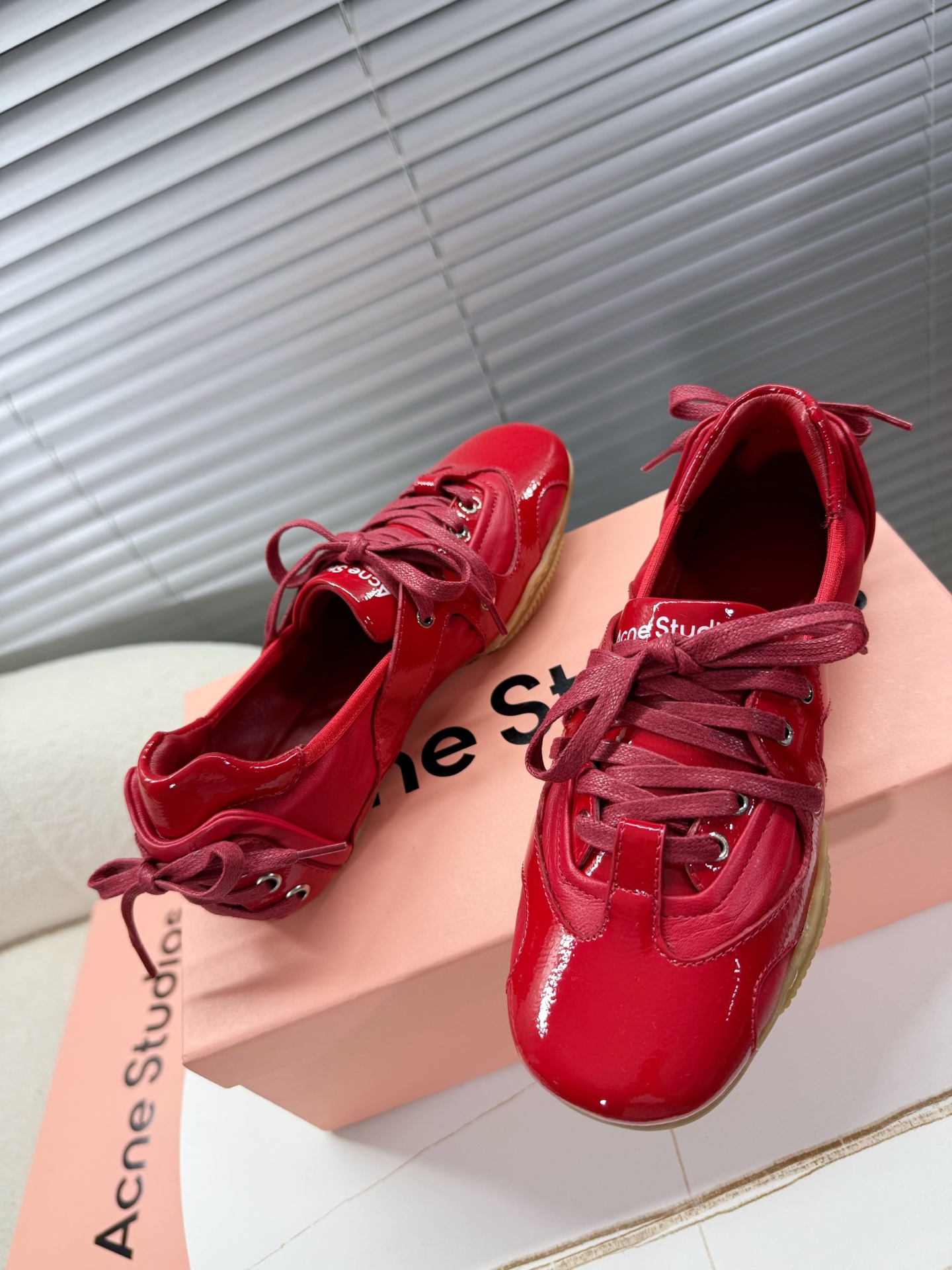 Acne Studios’ Stylish Ballet Shoes: Quality Fabrics, Unique Design, Fashionable Update - 图片 5