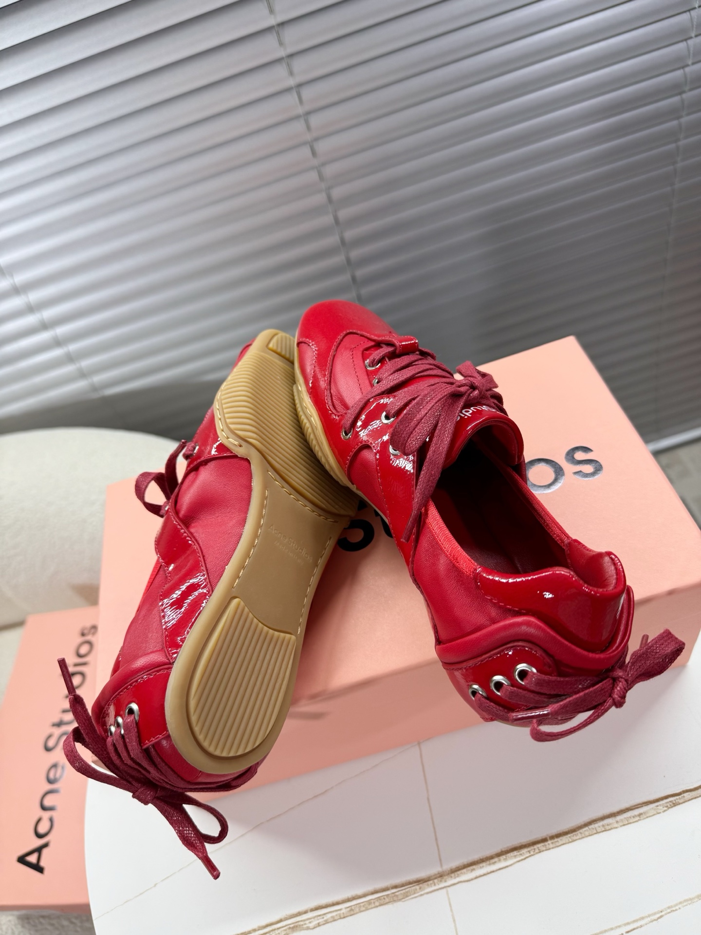 Acne Studios’ Stylish Ballet Shoes: Quality Fabrics, Unique Design, Fashionable Update - 图片 3