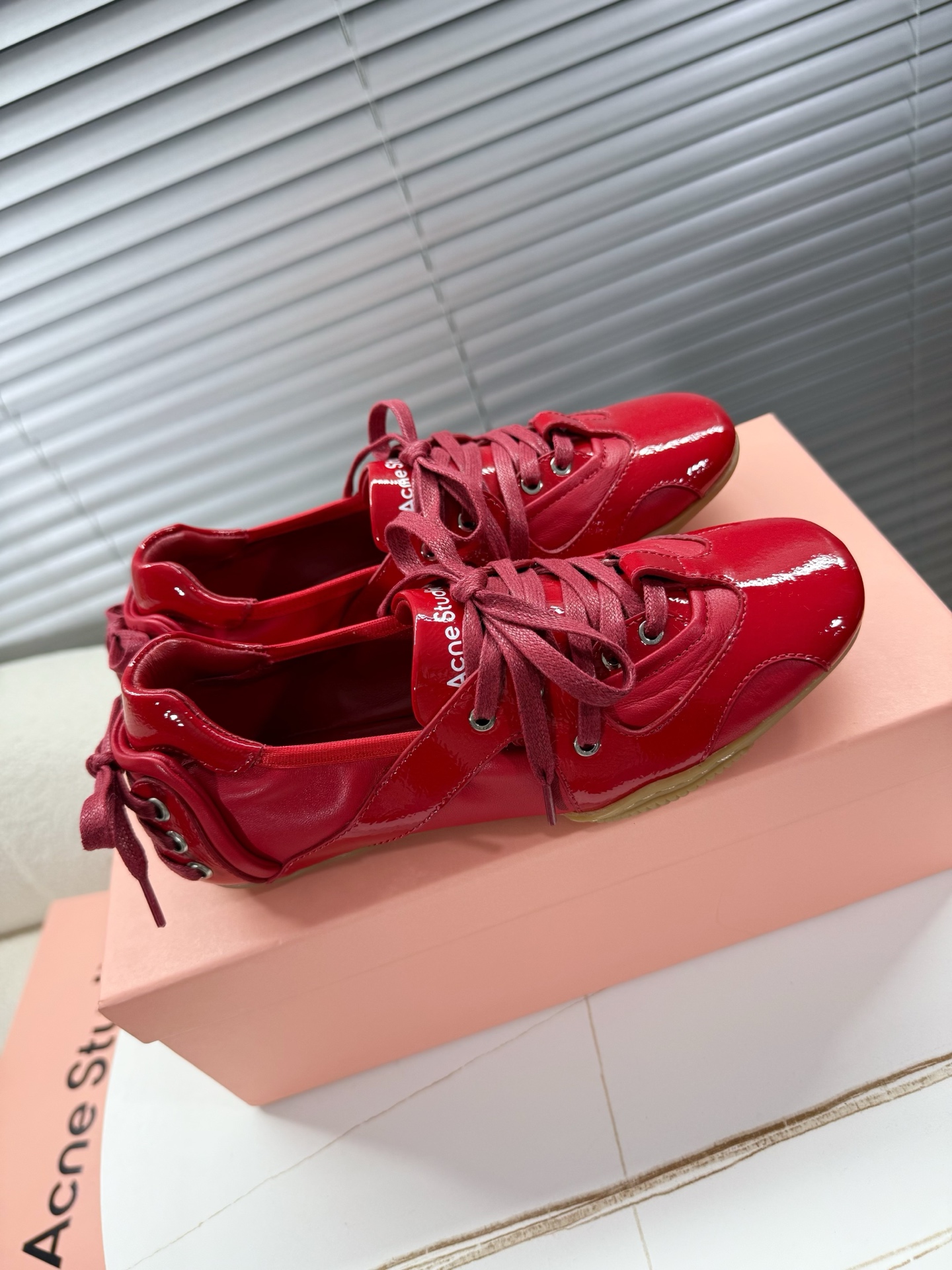 Acne Studios’ Stylish Ballet Shoes: Quality Fabrics, Unique Design, Fashionable Update - 图片 6