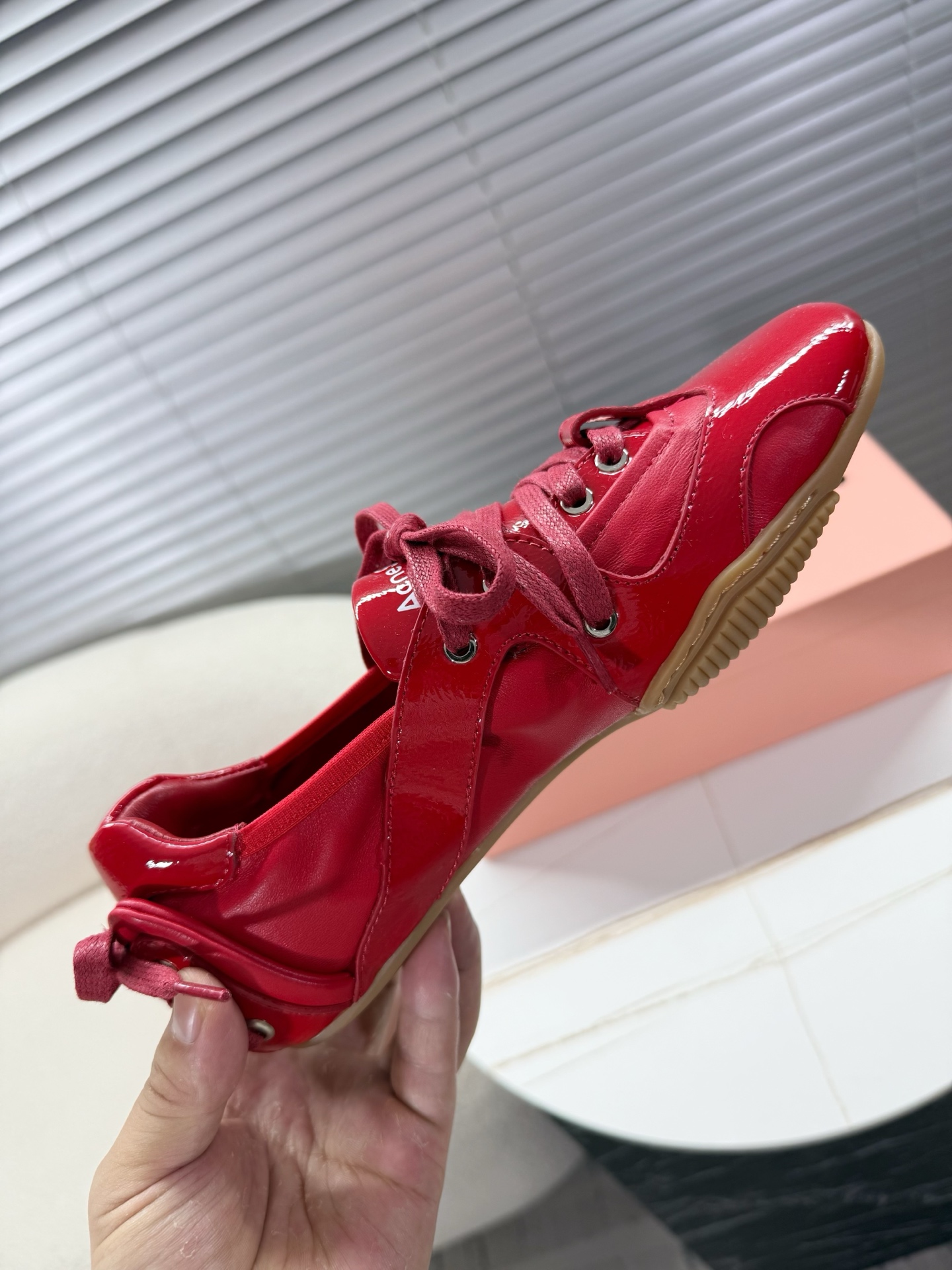 Acne Studios’ Stylish Ballet Shoes: Quality Fabrics, Unique Design, Fashionable Update - 图片 8