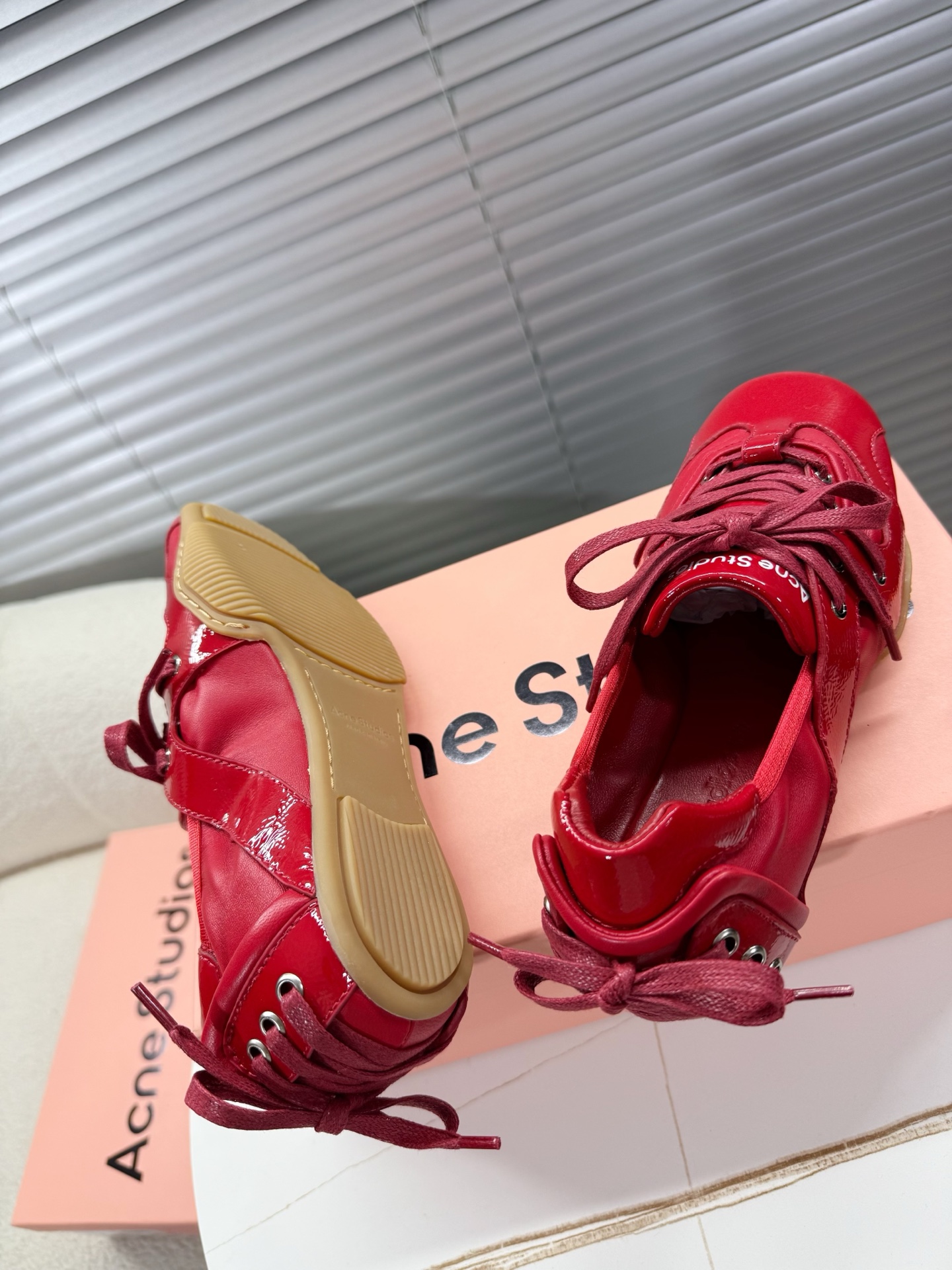 Acne Studios’ Stylish Ballet Shoes: Quality Fabrics, Unique Design, Fashionable Update - 图片 4