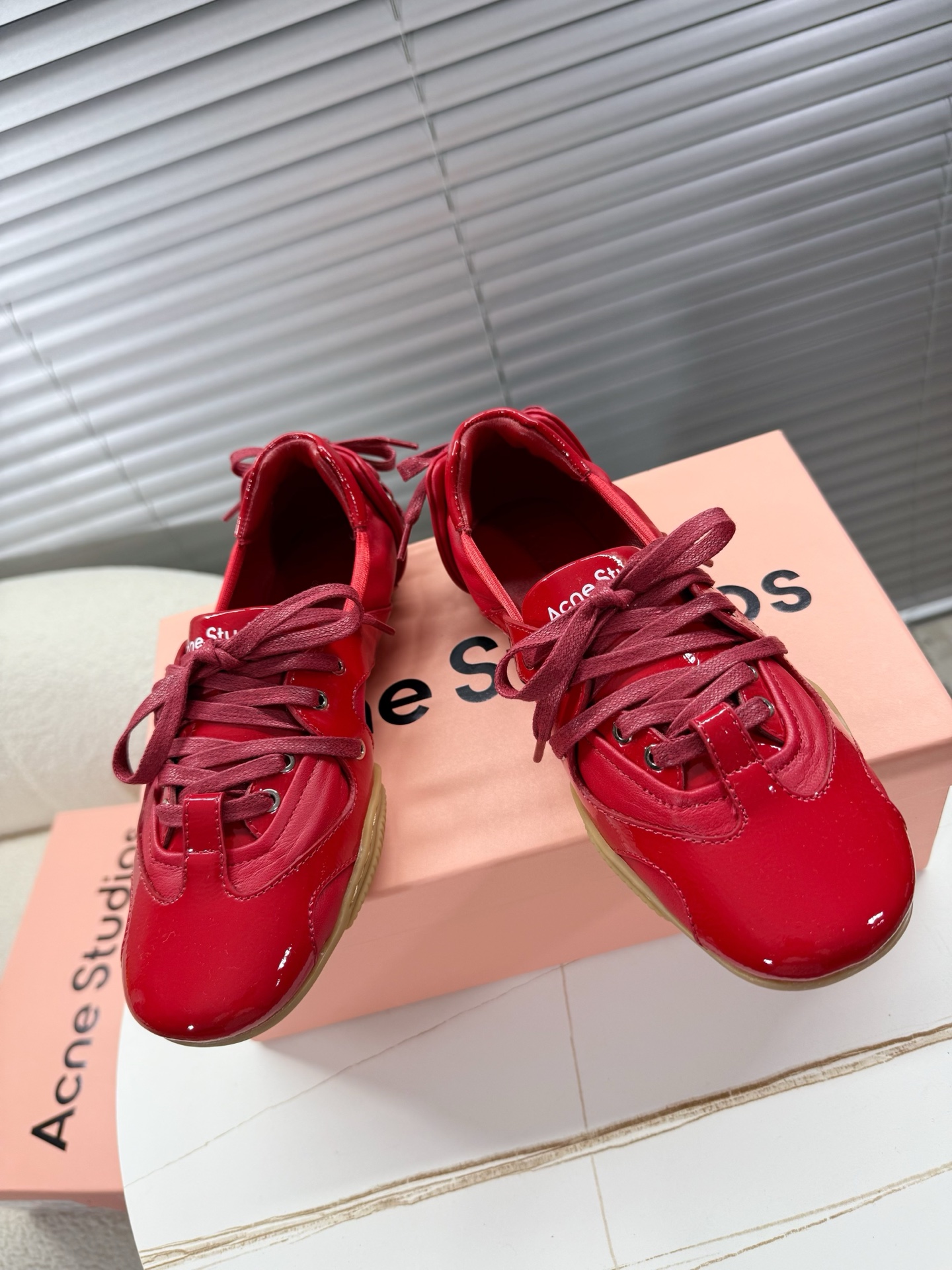 Acne Studios’ Stylish Ballet Shoes: Quality Fabrics, Unique Design, Fashionable Update - 图片 1