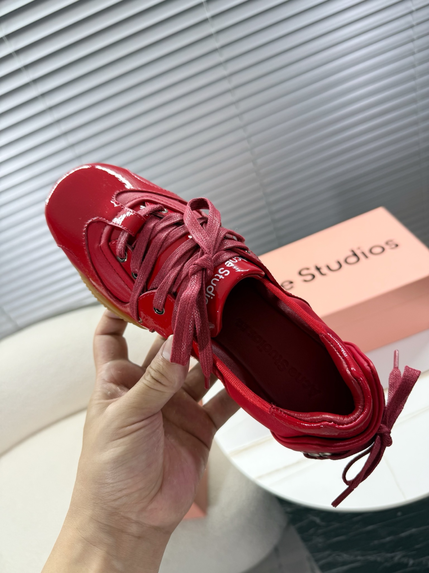 Acne Studios’ Stylish Ballet Shoes: Quality Fabrics, Unique Design, Fashionable Update - 图片 9