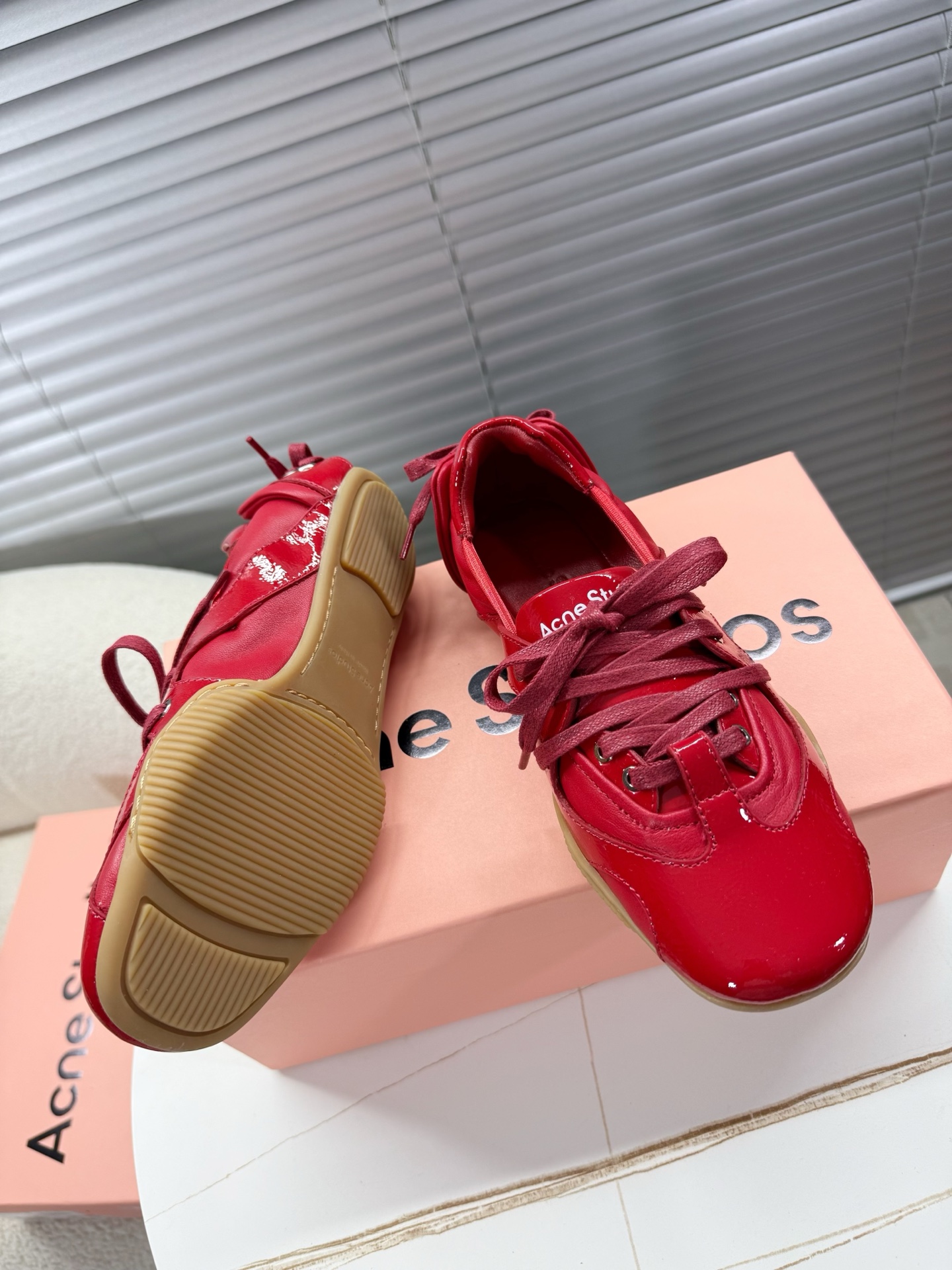 Acne Studios’ Stylish Ballet Shoes: Quality Fabrics, Unique Design, Fashionable Update - 图片 2
