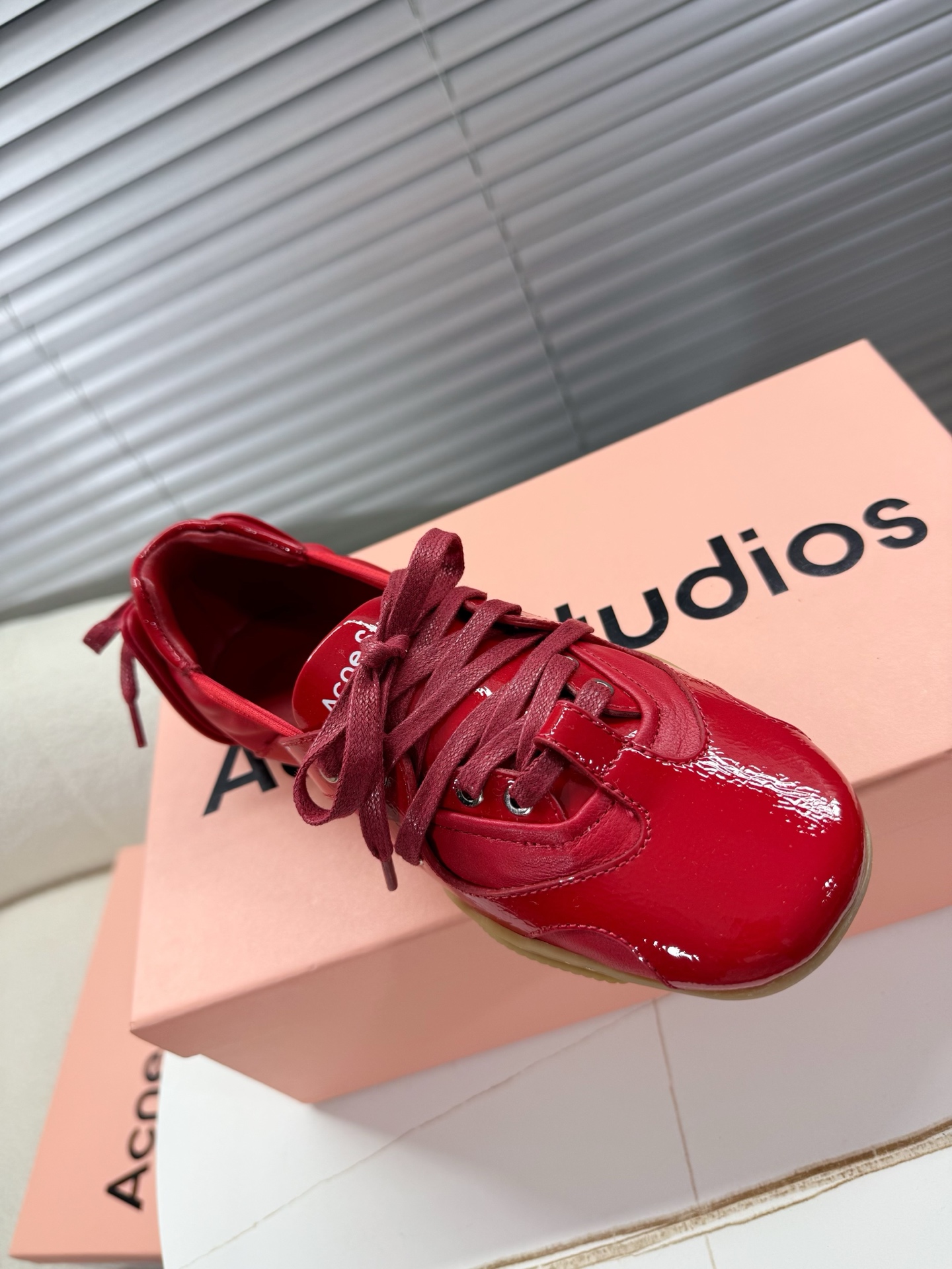 Acne Studios’ Stylish Ballet Shoes: Quality Fabrics, Unique Design, Fashionable Update - 图片 7