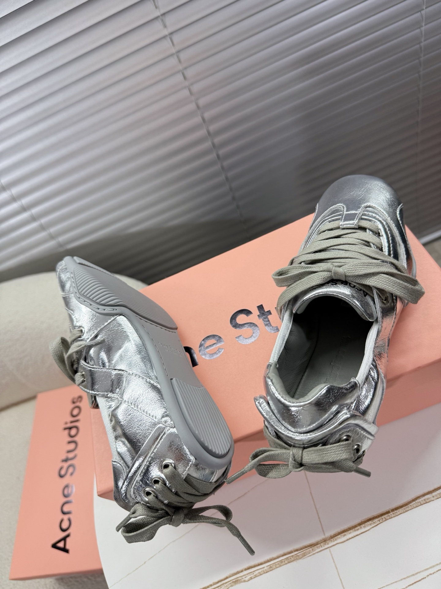 Acne Studios’ Stylish Ballet Shoes with Unique Fabrics and Quality Design - 图片 4
