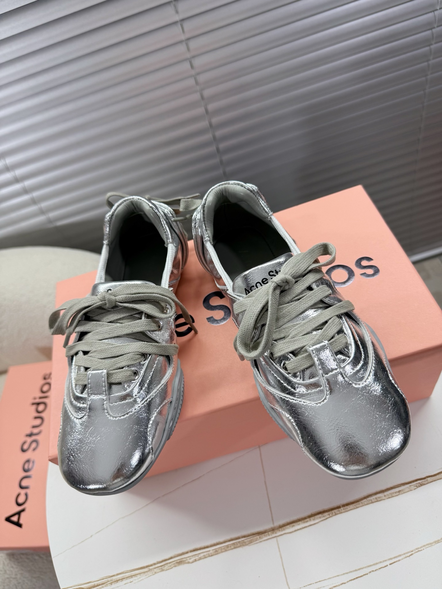 Acne Studios’ Stylish Ballet Shoes with Unique Fabrics and Quality Design - 图片 1