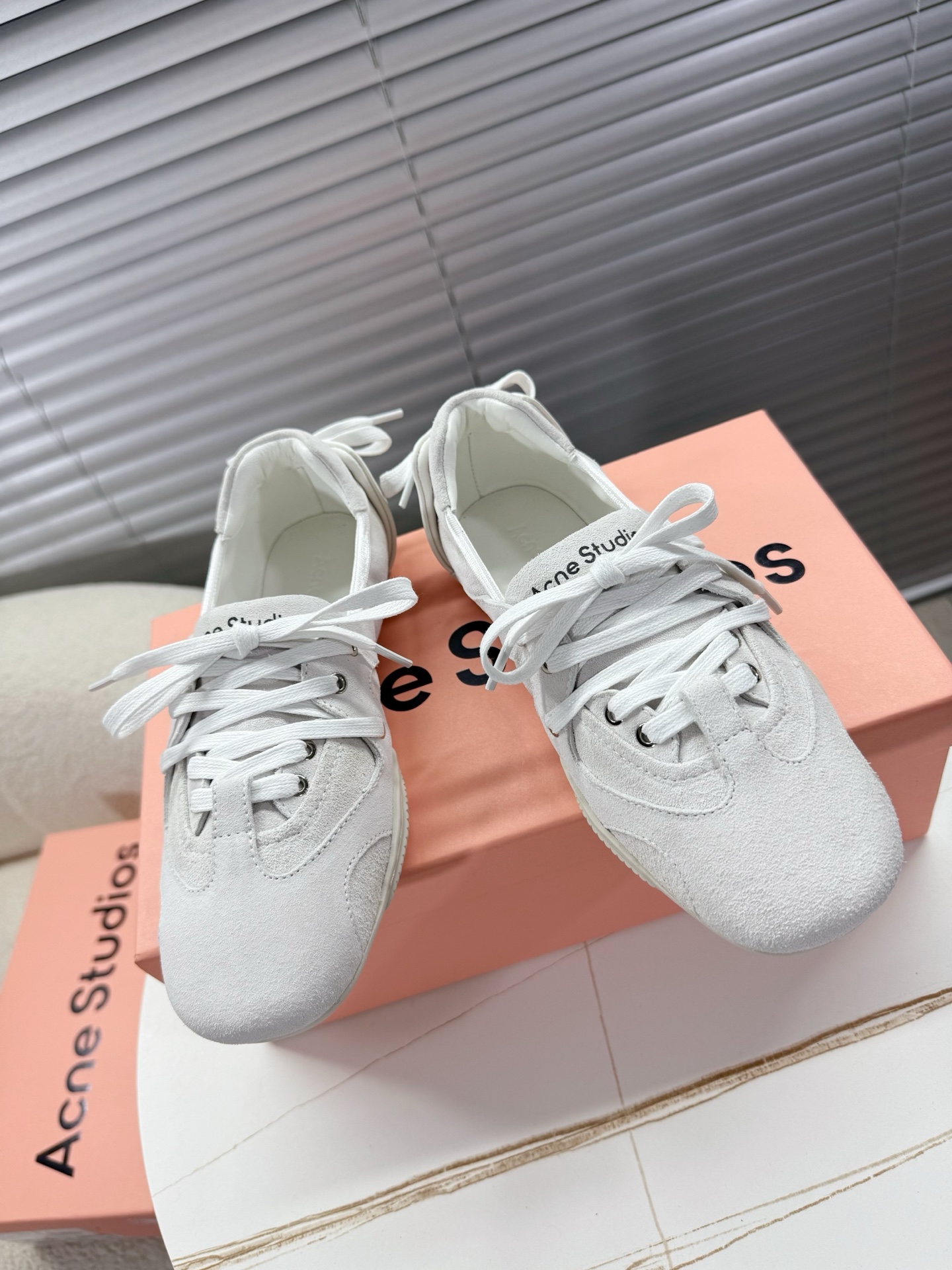Acne Studios’ Stylish Ballet Shoes with Unique Leather Fabrics and Personality - 图片 1