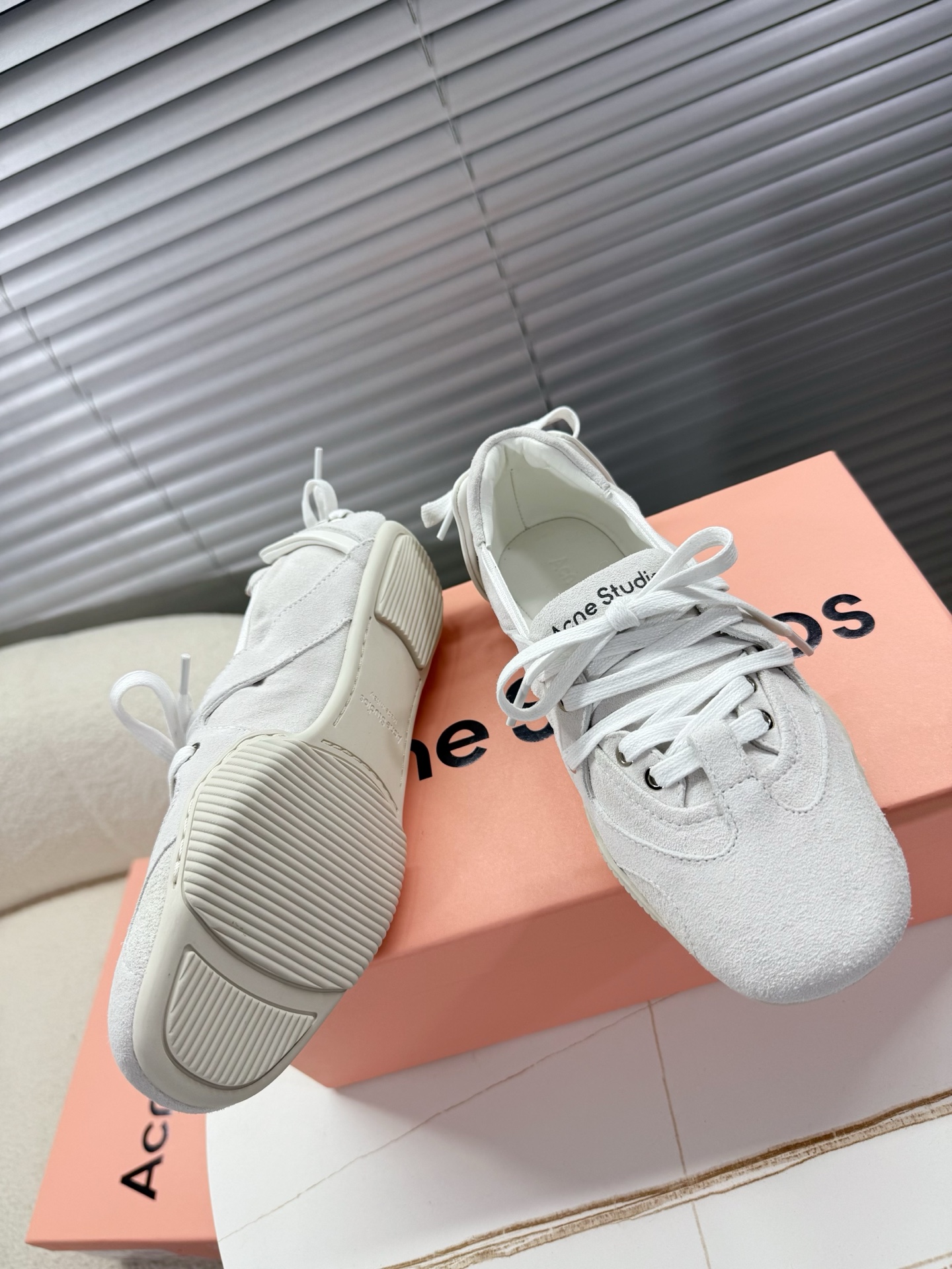 Acne Studios’ Stylish Ballet Shoes with Unique Leather Fabrics and Personality - 图片 2