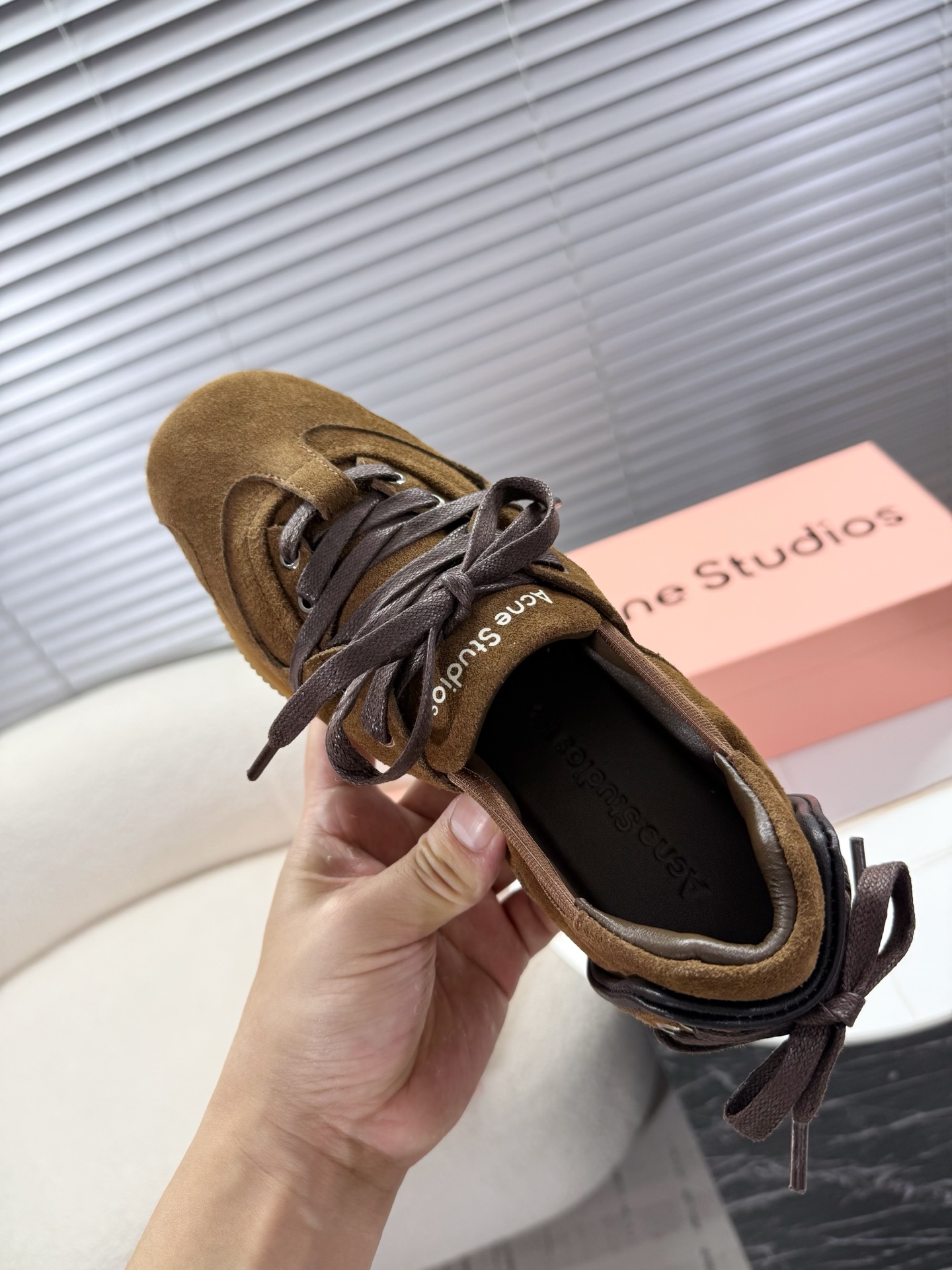 Acne Studios’ Stylish Ballet Shoes: Quality Leather, Unique Design, and Comfort. - 图片 9