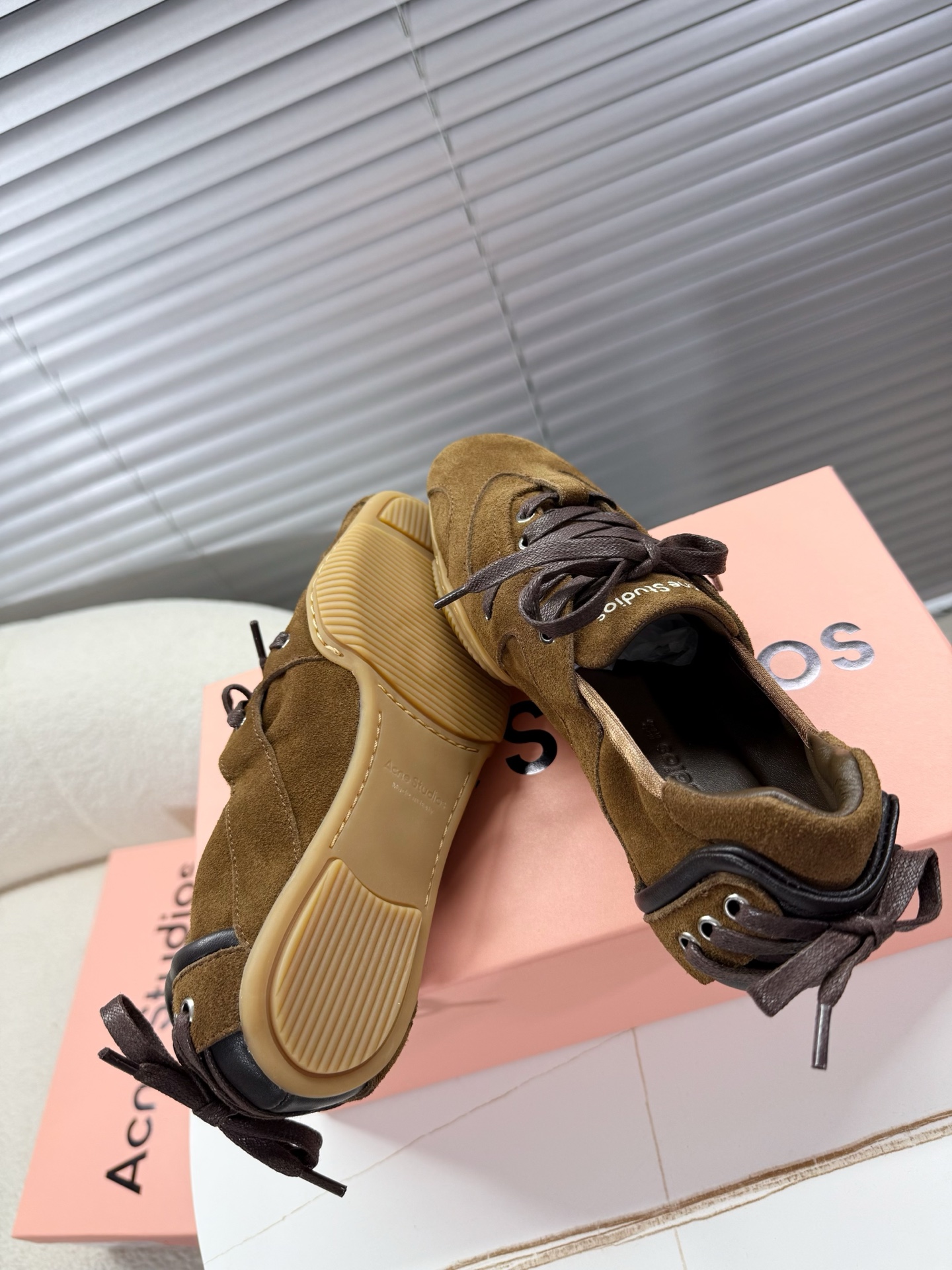 Acne Studios’ Stylish Ballet Shoes: Quality Leather, Unique Design, and Comfort. - 图片 3