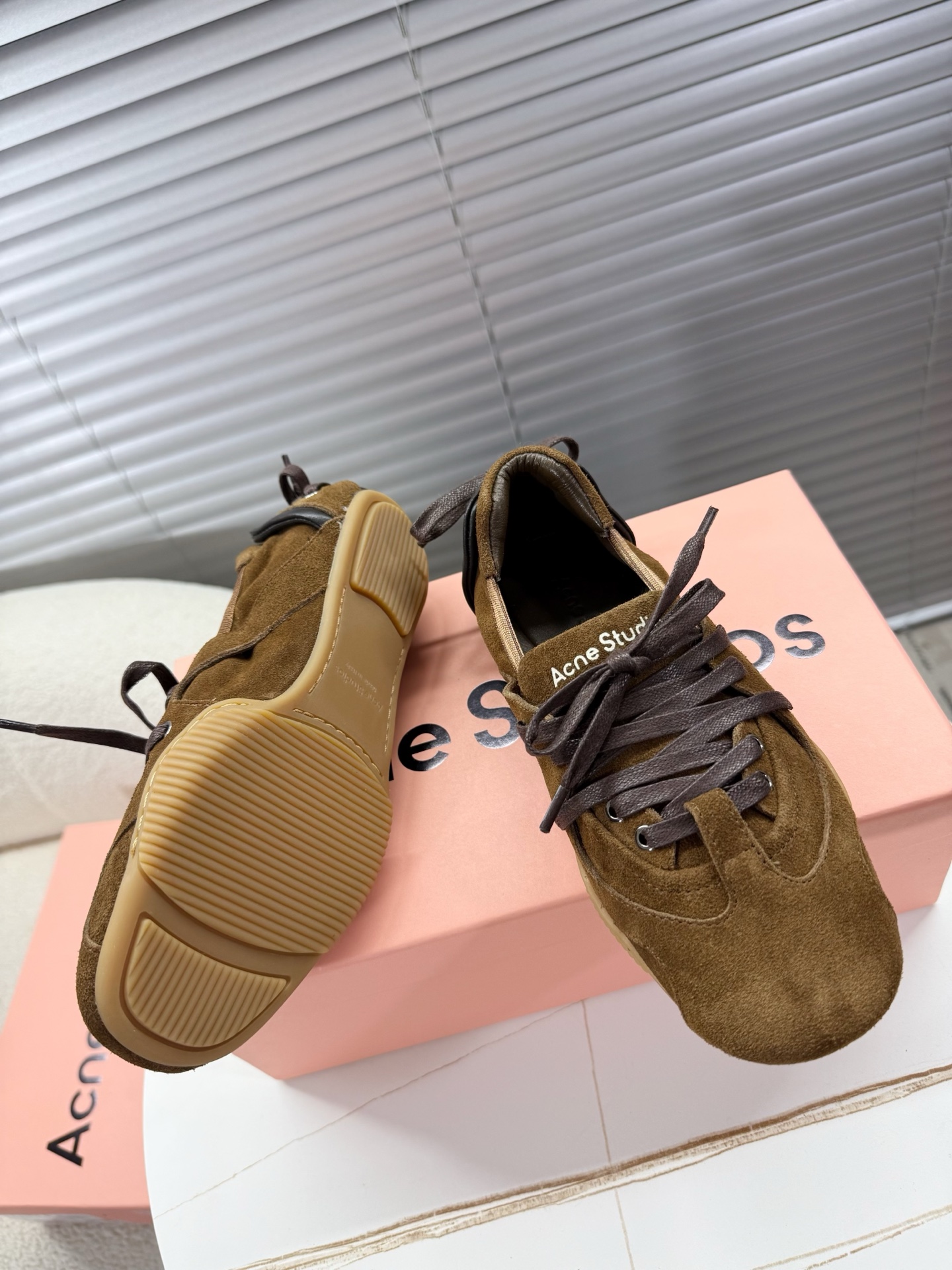 Acne Studios’ Stylish Ballet Shoes: Quality Leather, Unique Design, and Comfort. - 图片 2