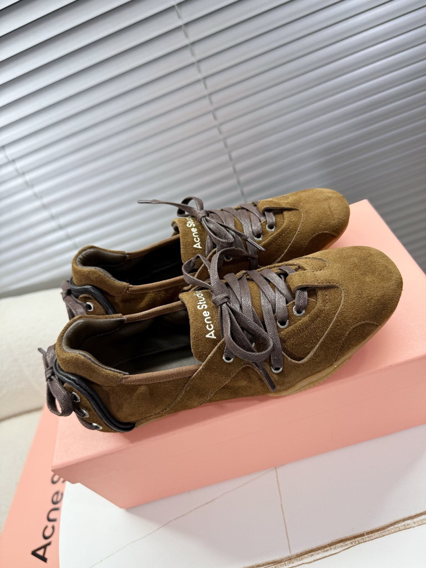 Acne Studios’ Stylish Ballet Shoes: Quality Leather, Unique Design, and Comfort. - 图片 6
