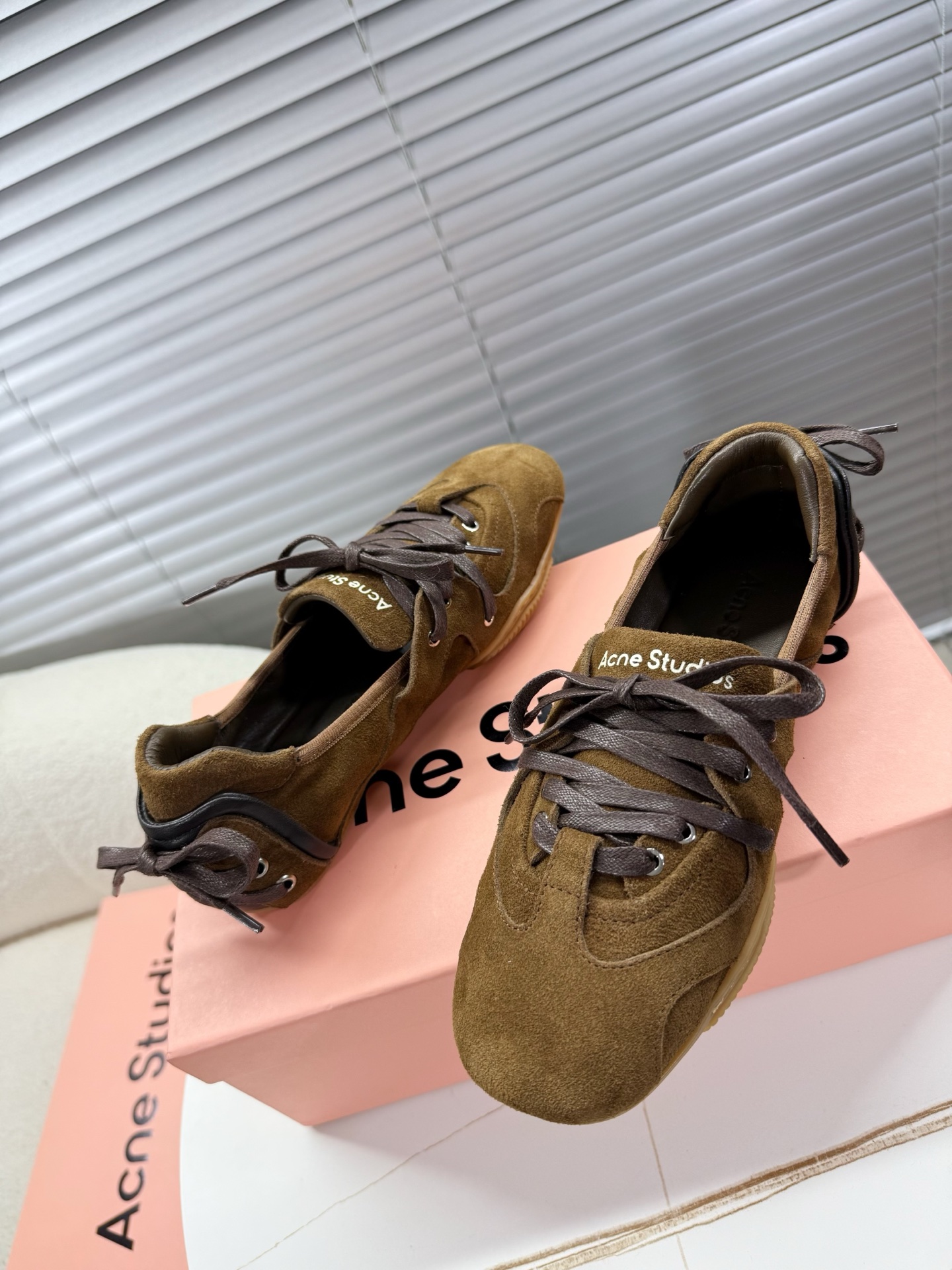 Acne Studios’ Stylish Ballet Shoes: Quality Leather, Unique Design, and Comfort. - 图片 5
