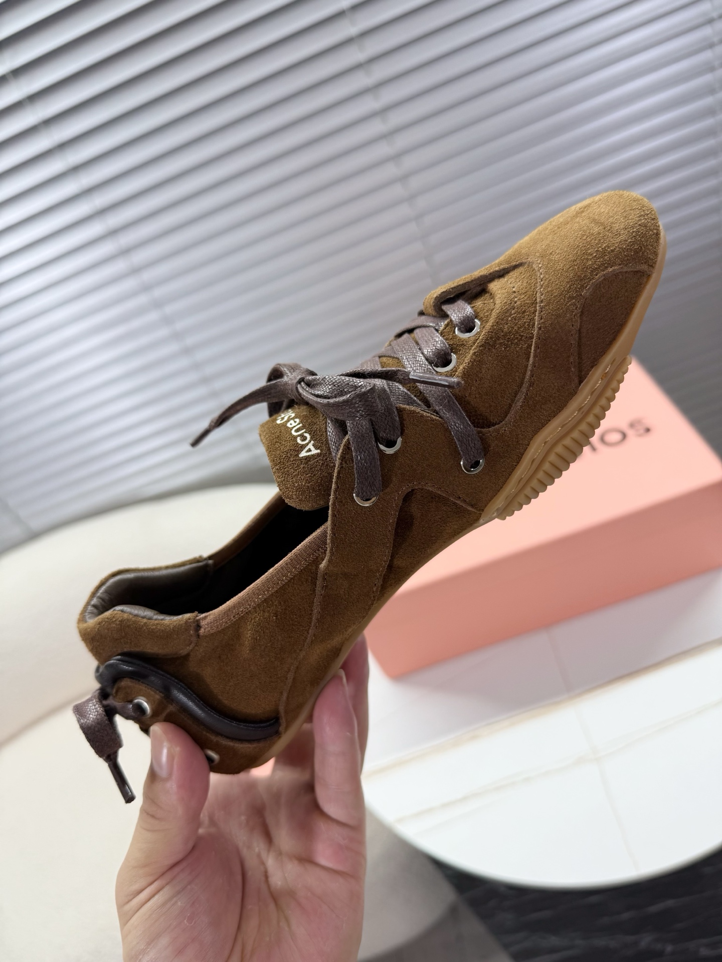 Acne Studios’ Stylish Ballet Shoes: Quality Leather, Unique Design, and Comfort. - 图片 8